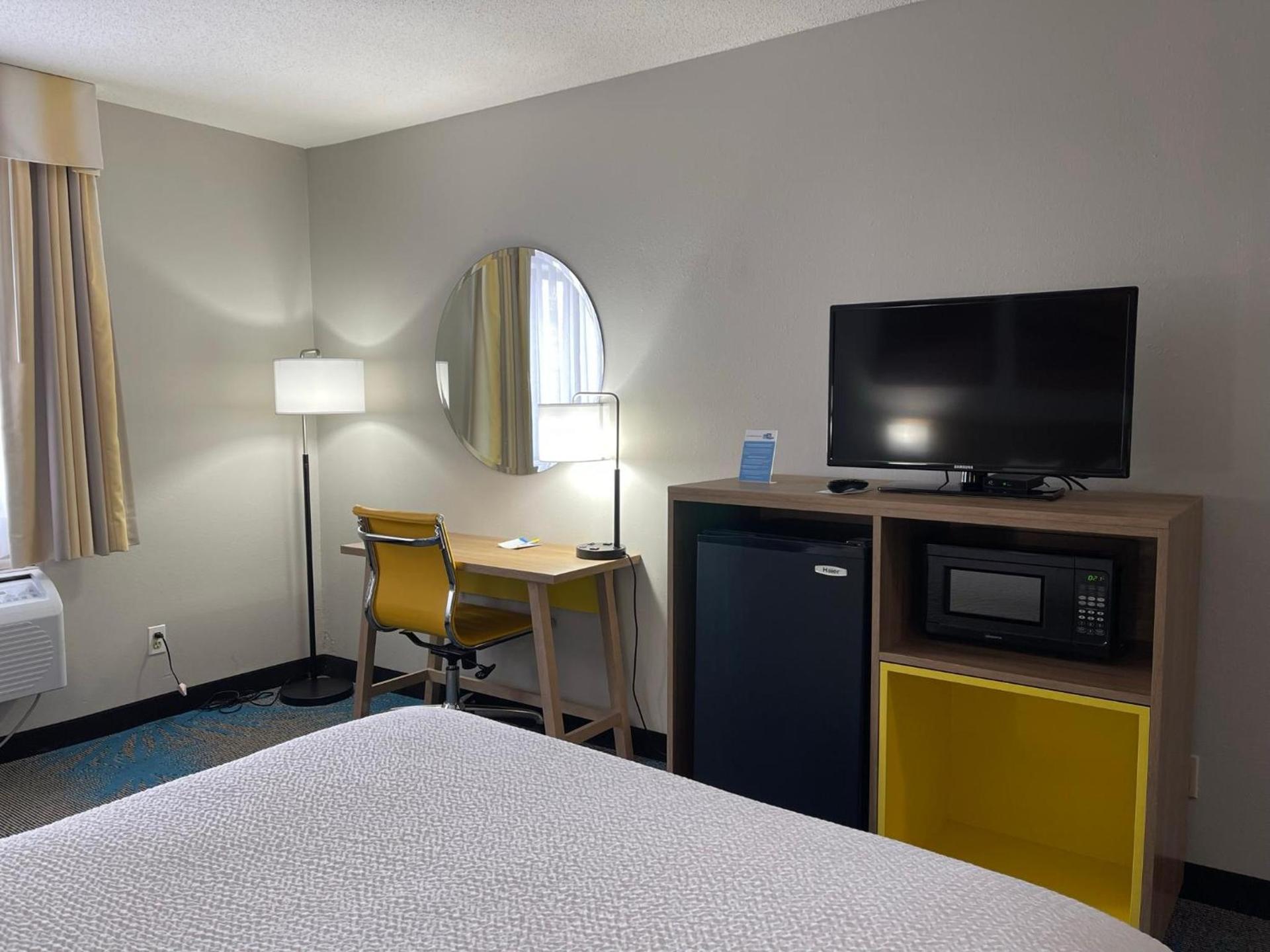 Days Inn by Wyndham Colby photo 46