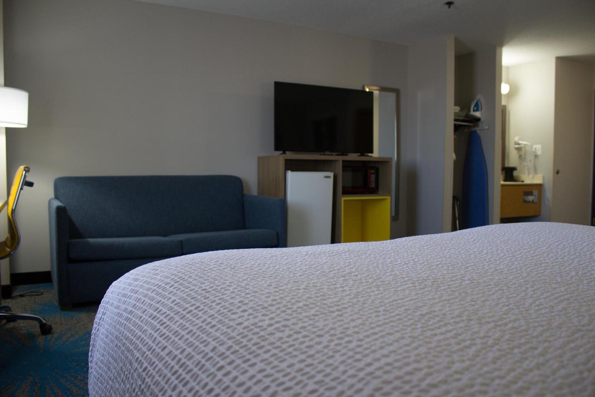 Days Inn by Wyndham Colby photo 53