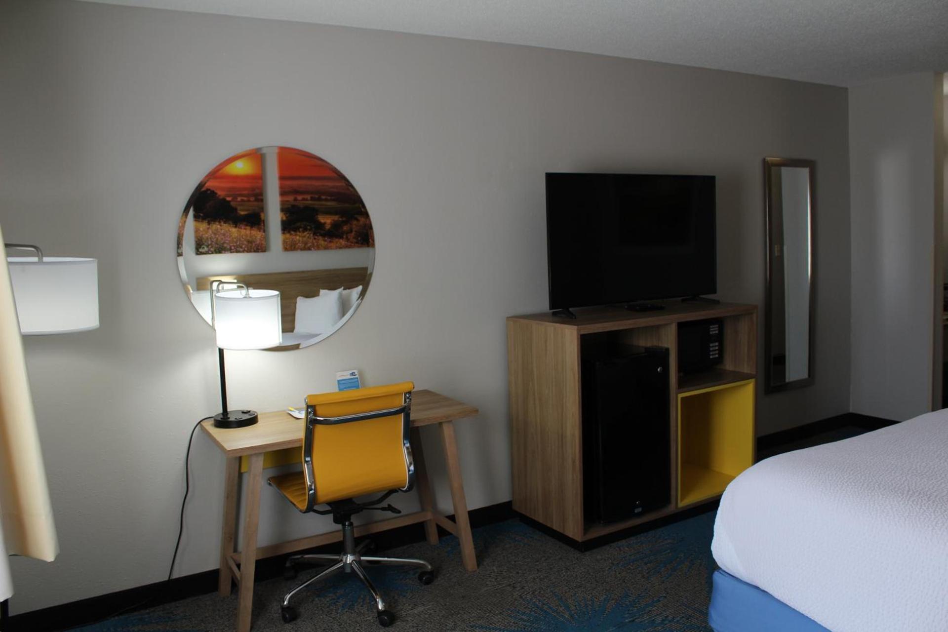 Days Inn by Wyndham Colby photo 58