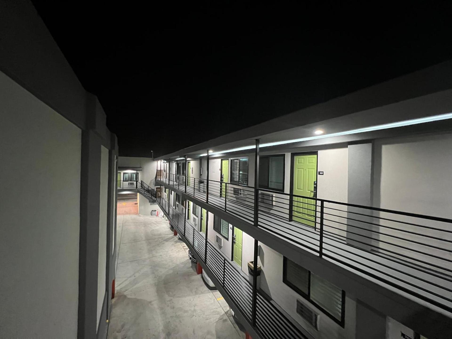 Deluxe Inn Hawthorne/ LAX photo 27