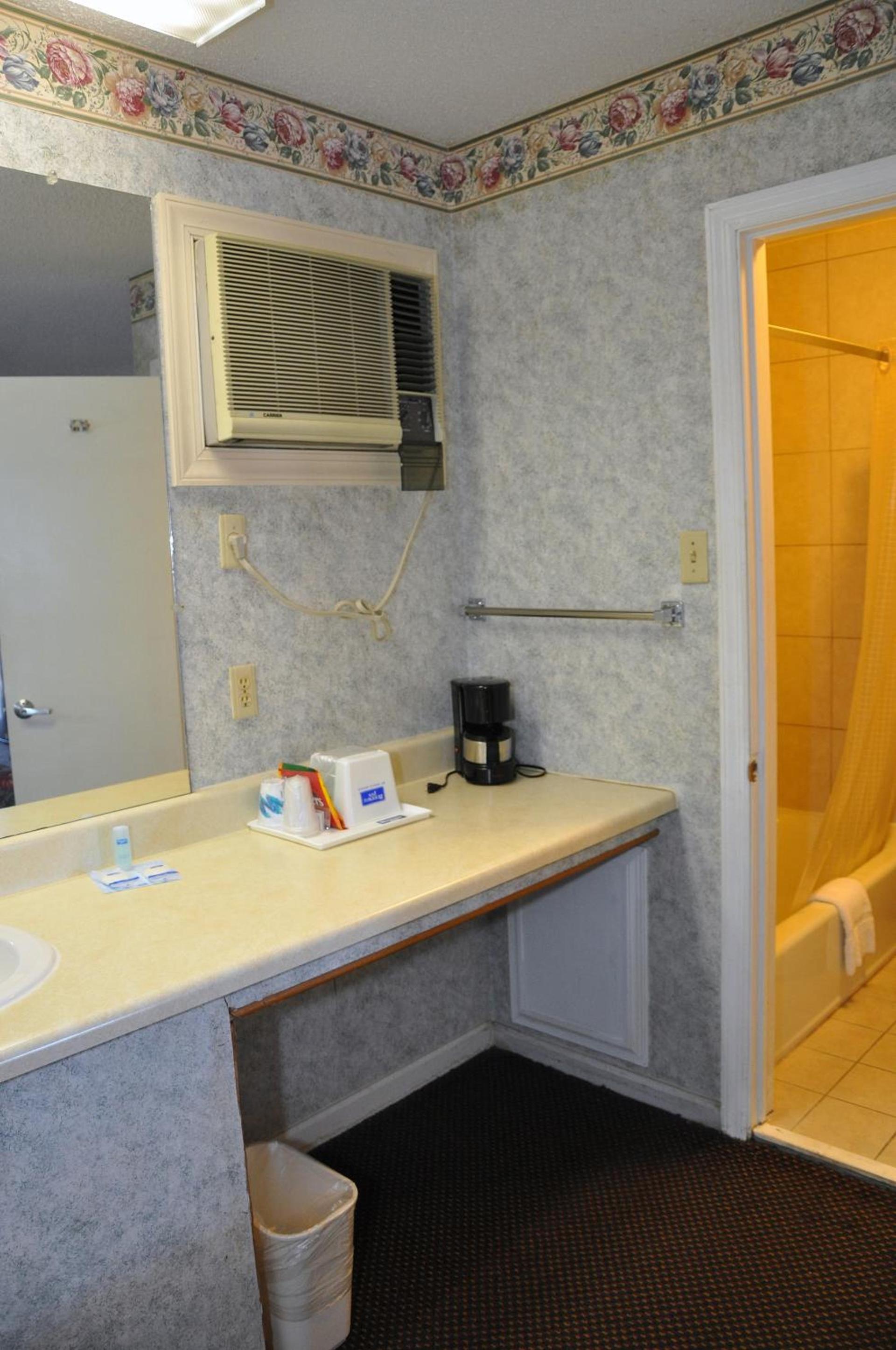 MERRIMAC INN & SUITES photo 15