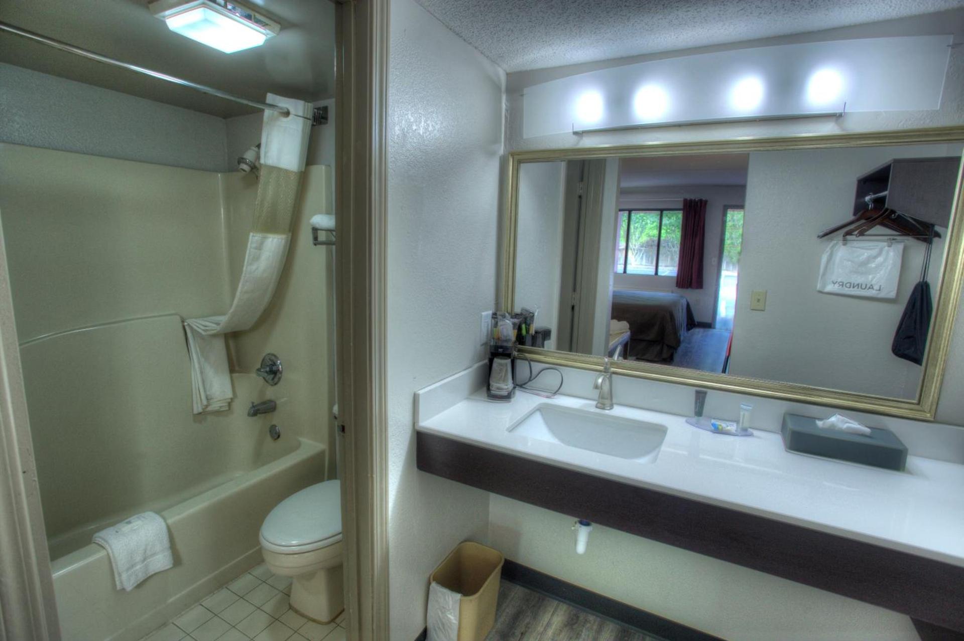 Econo Lodge Helen photo 34