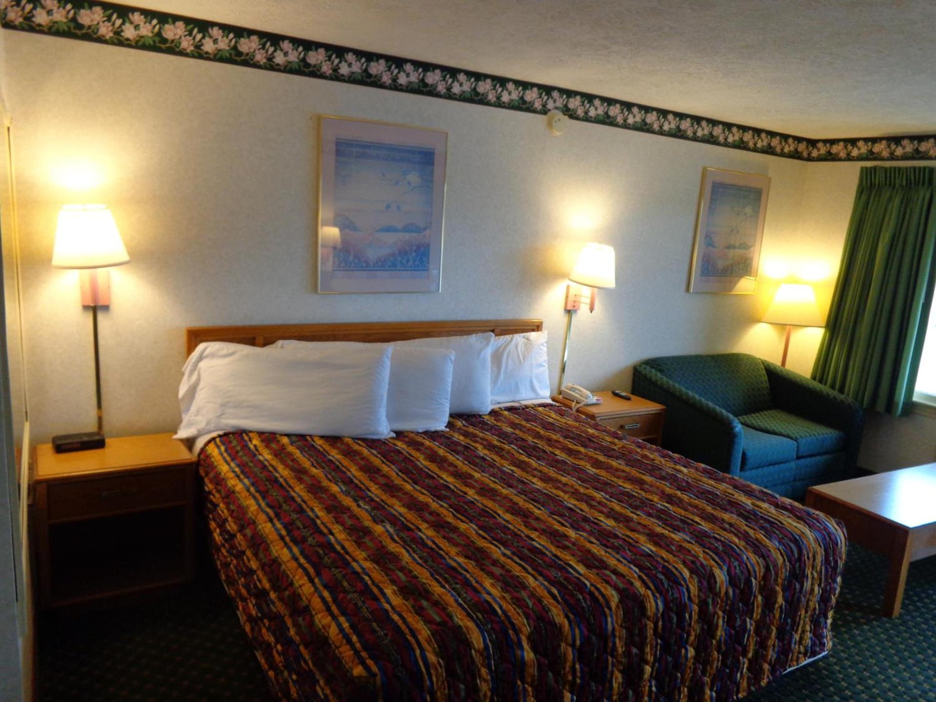 Travelodge by Wyndham Ridgeway Martinsville Area photo 18