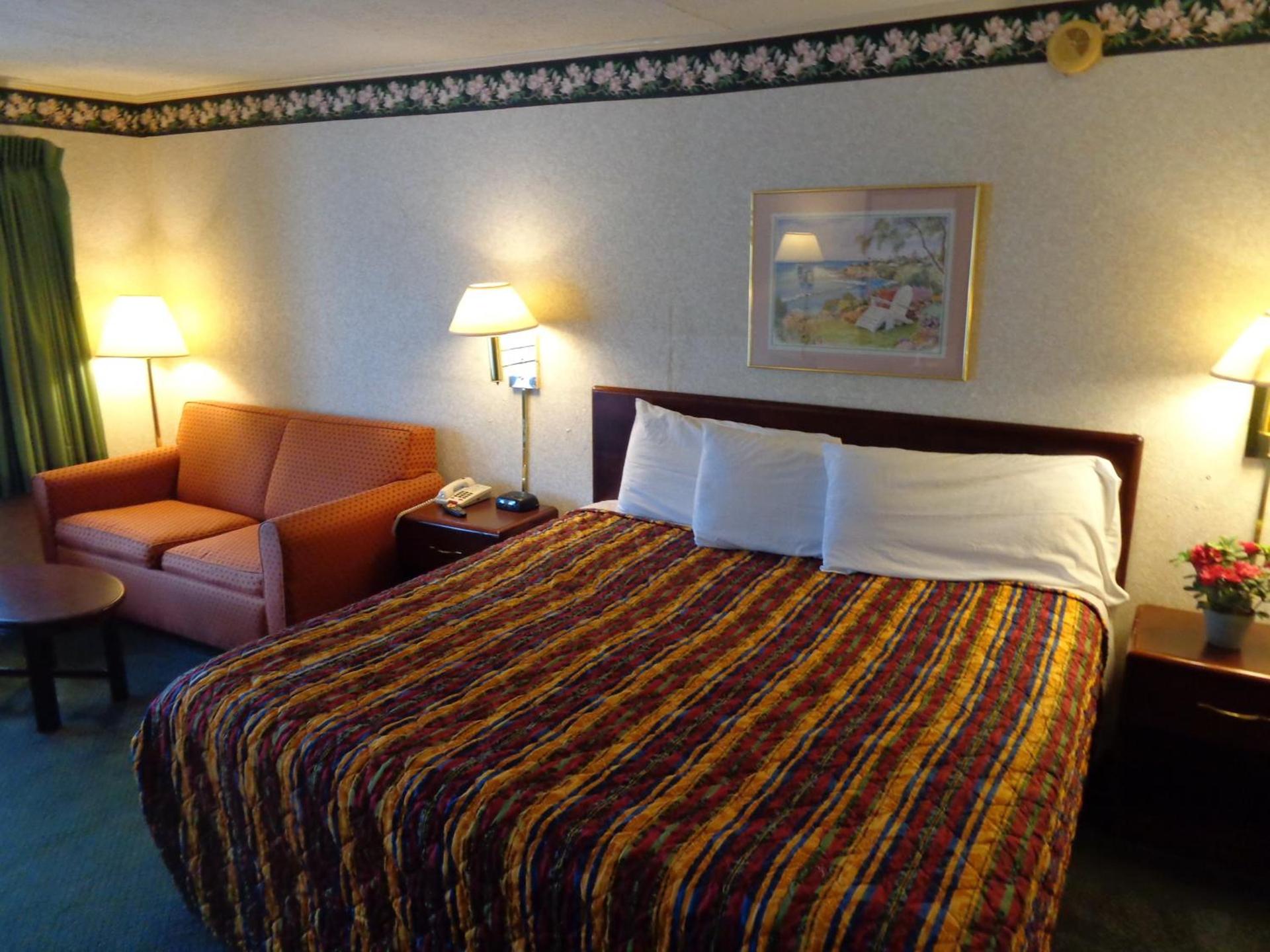 Travelodge by Wyndham Ridgeway Martinsville Area photo 28