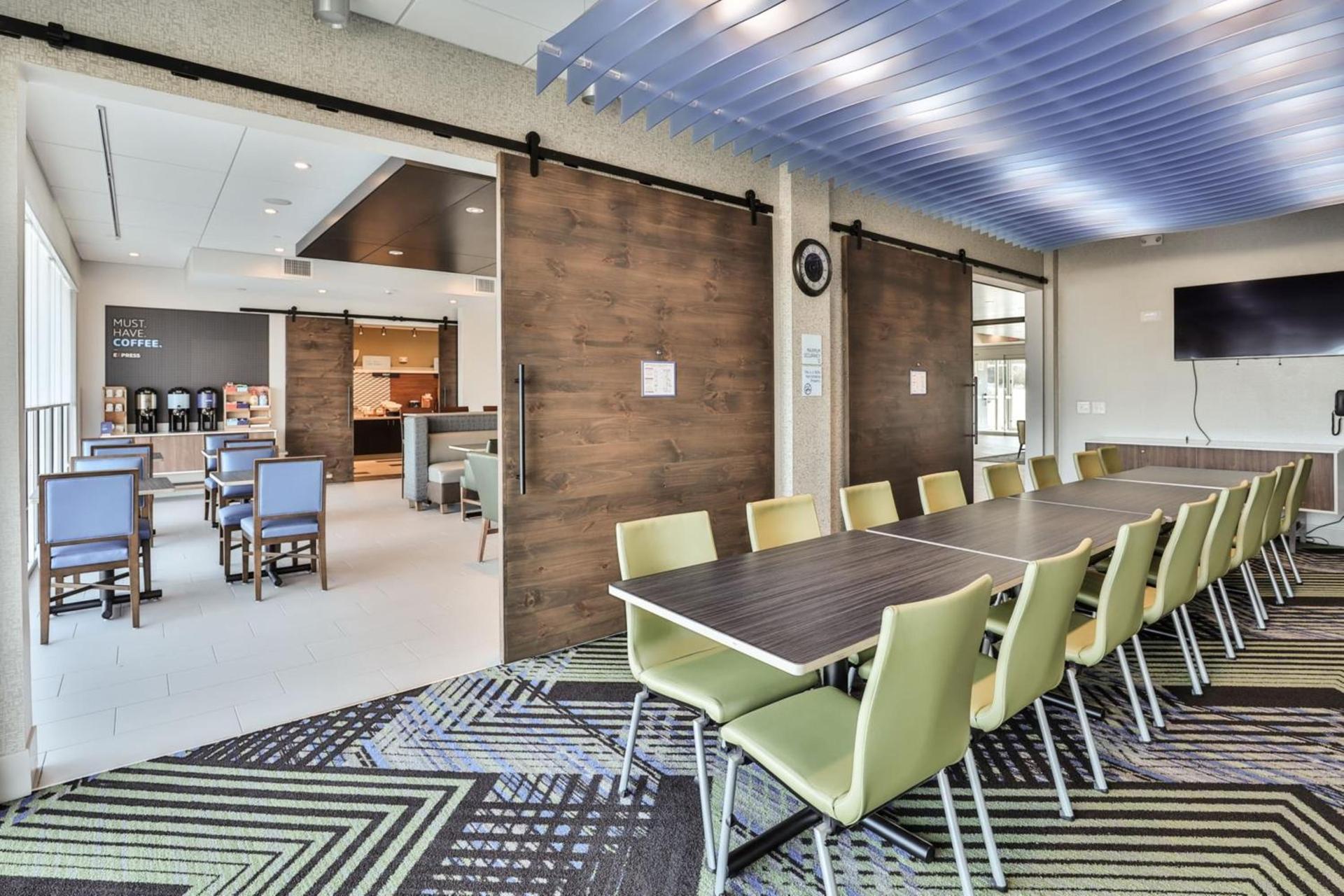 Holiday Inn Express & Suites - Nashville MetroCenter Downtown by IHG photo 59