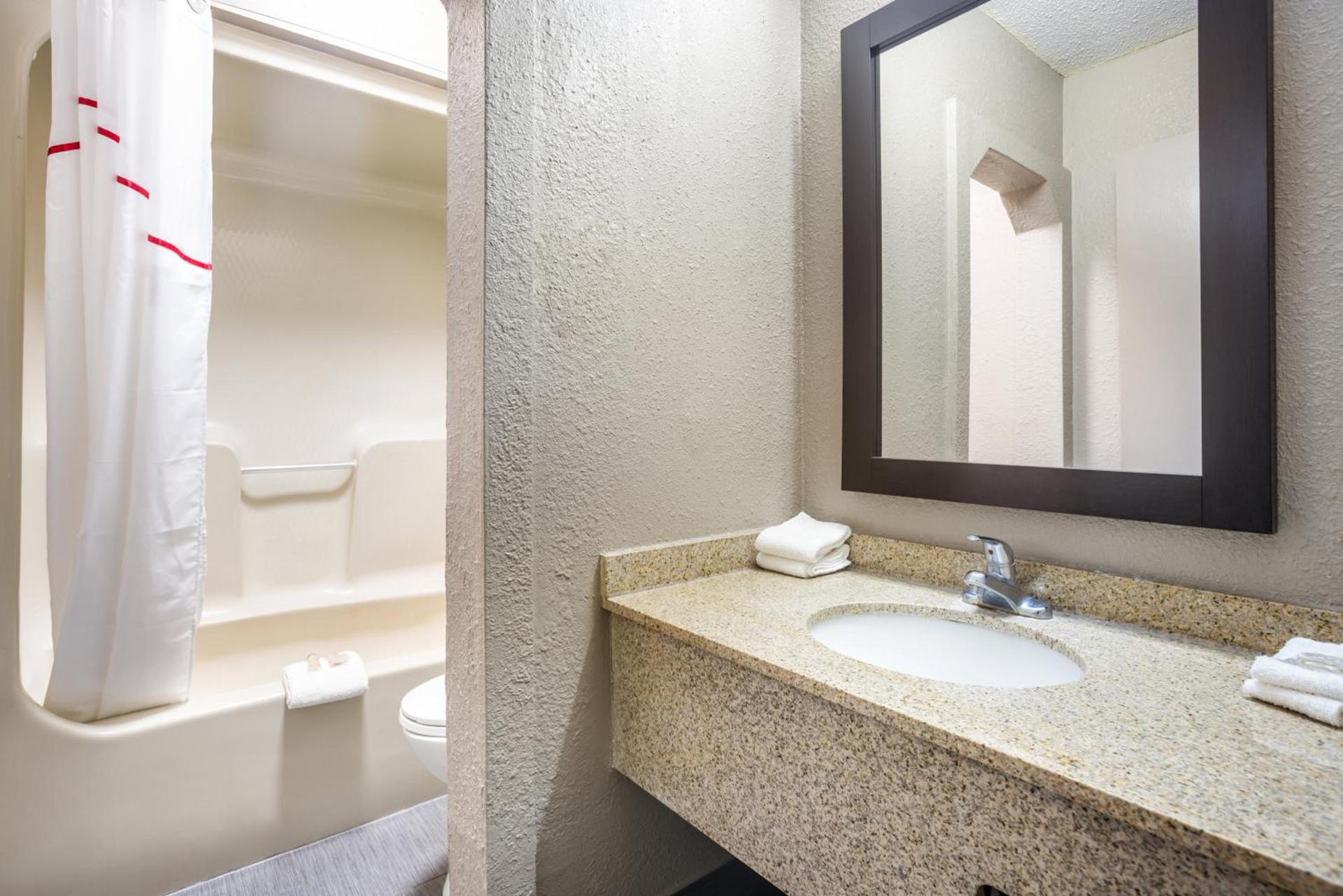 Red Roof Inn Detroit - Farmington Hills photo 6