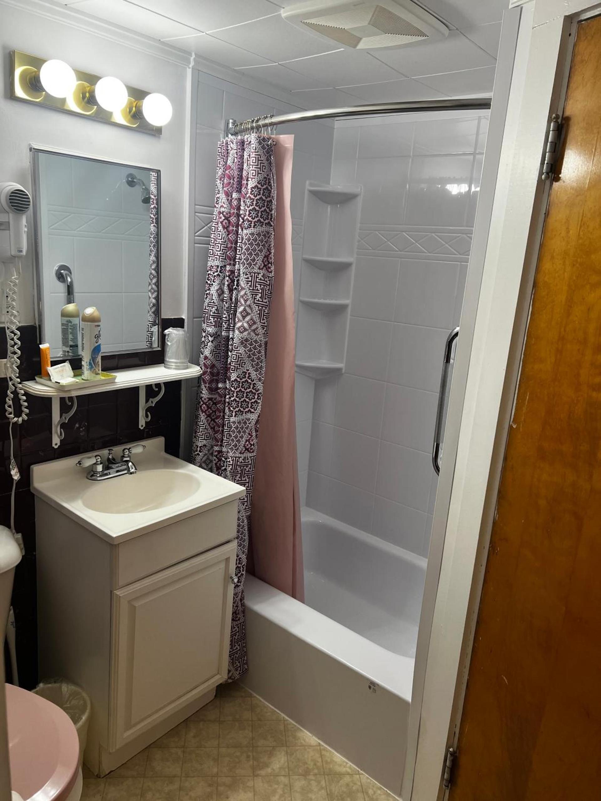 Claddagh Motel & Suites photo 51