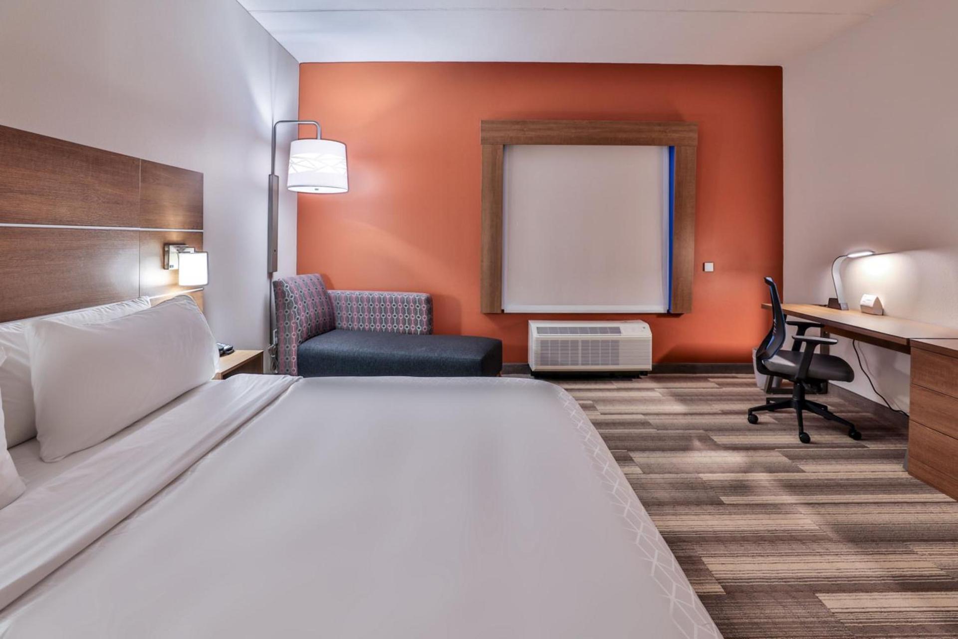 Holiday Inn Express & Suites - Nashville MetroCenter Downtown by IHG photo 16
