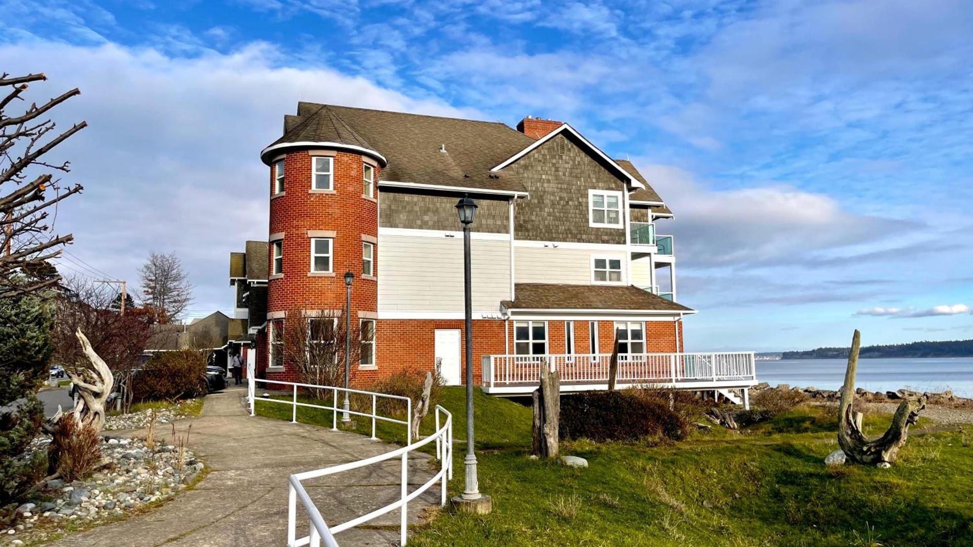 Tides Inn & Suites photo 2
