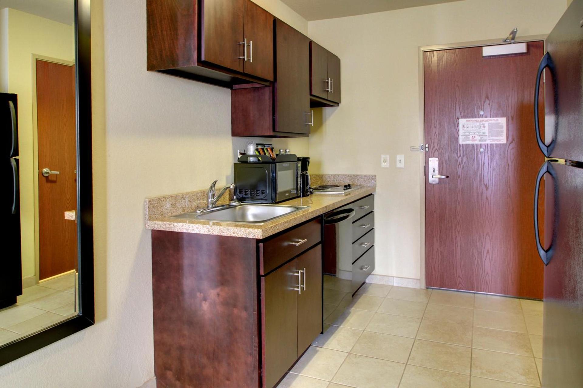 Cobblestone Inn & Suites Steele photo 22