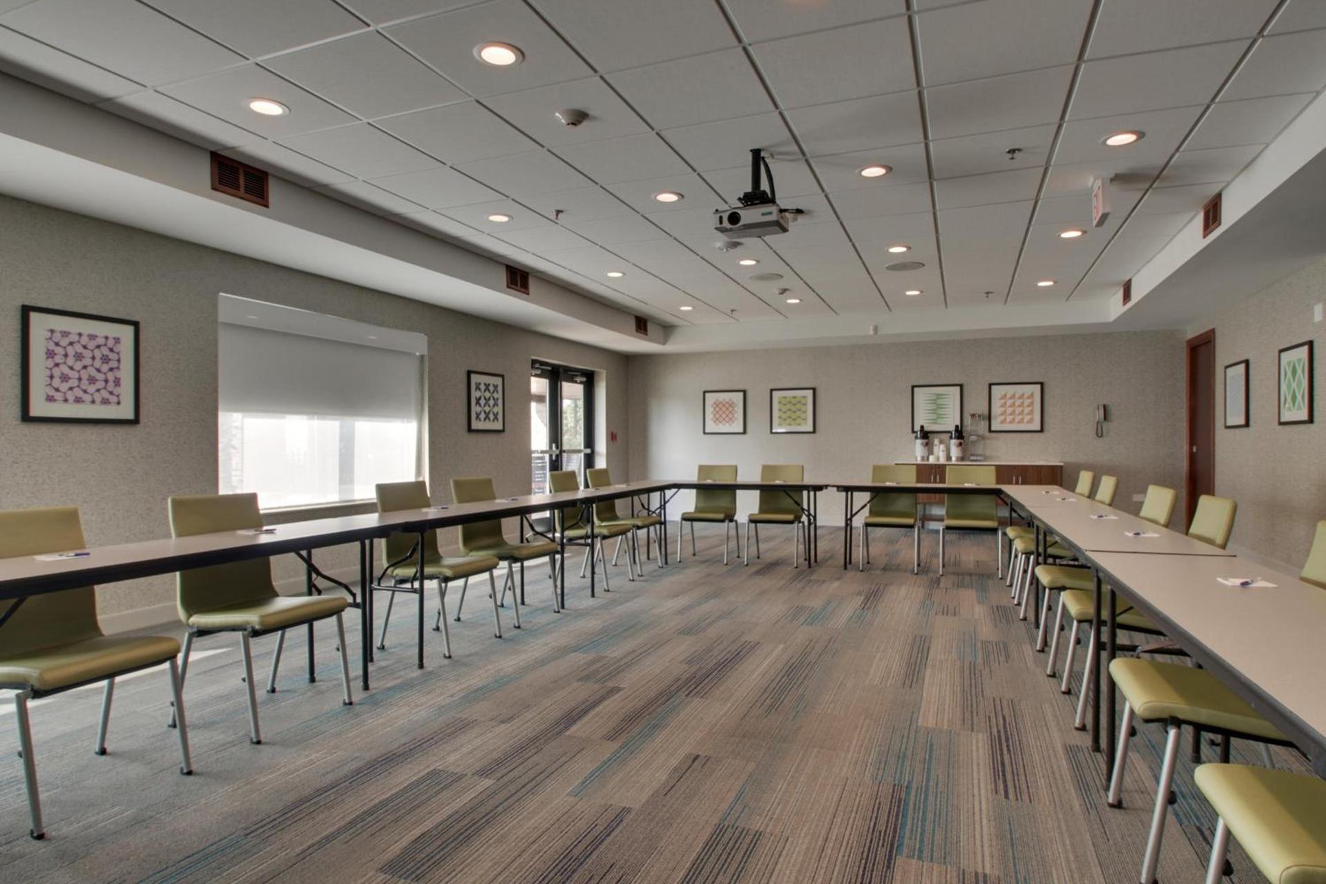 Holiday Inn Express & Suites Aurora - Naperville by IHG photo 42