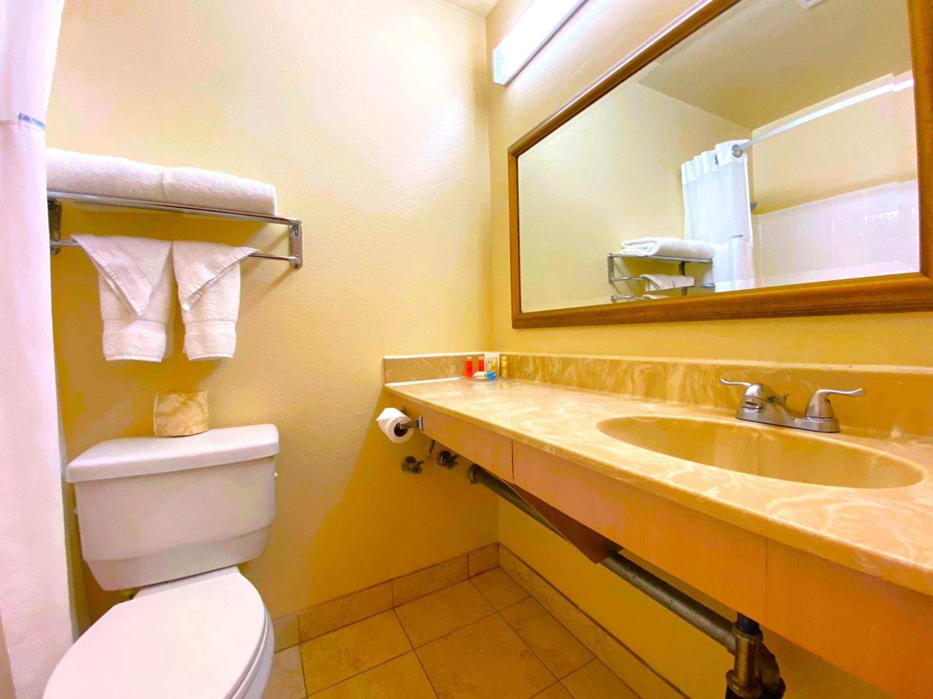 Ramada by Wyndham Los Angeles/Wilshire Center photo 11