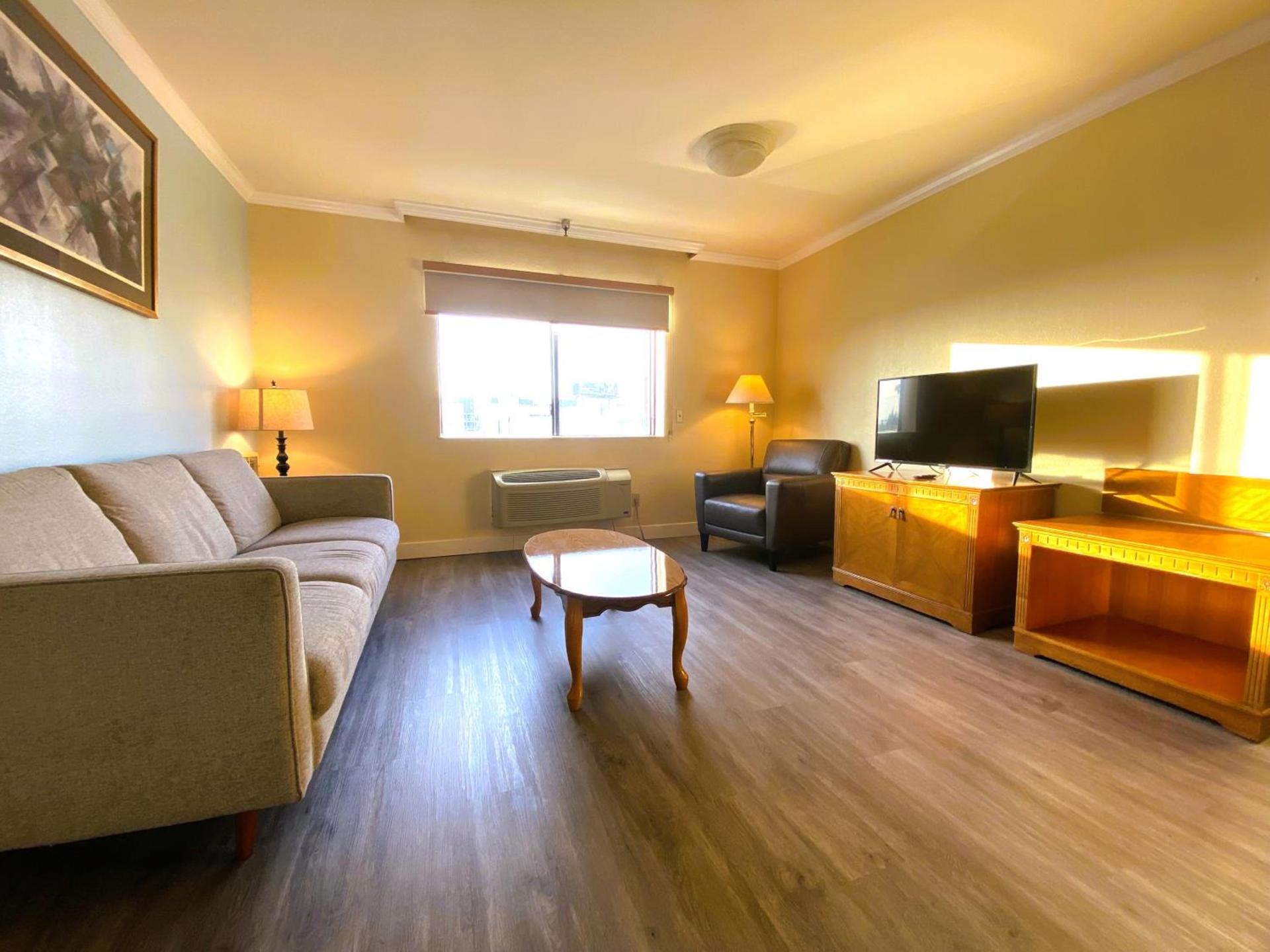 Ramada by Wyndham Los Angeles/Wilshire Center photo 13