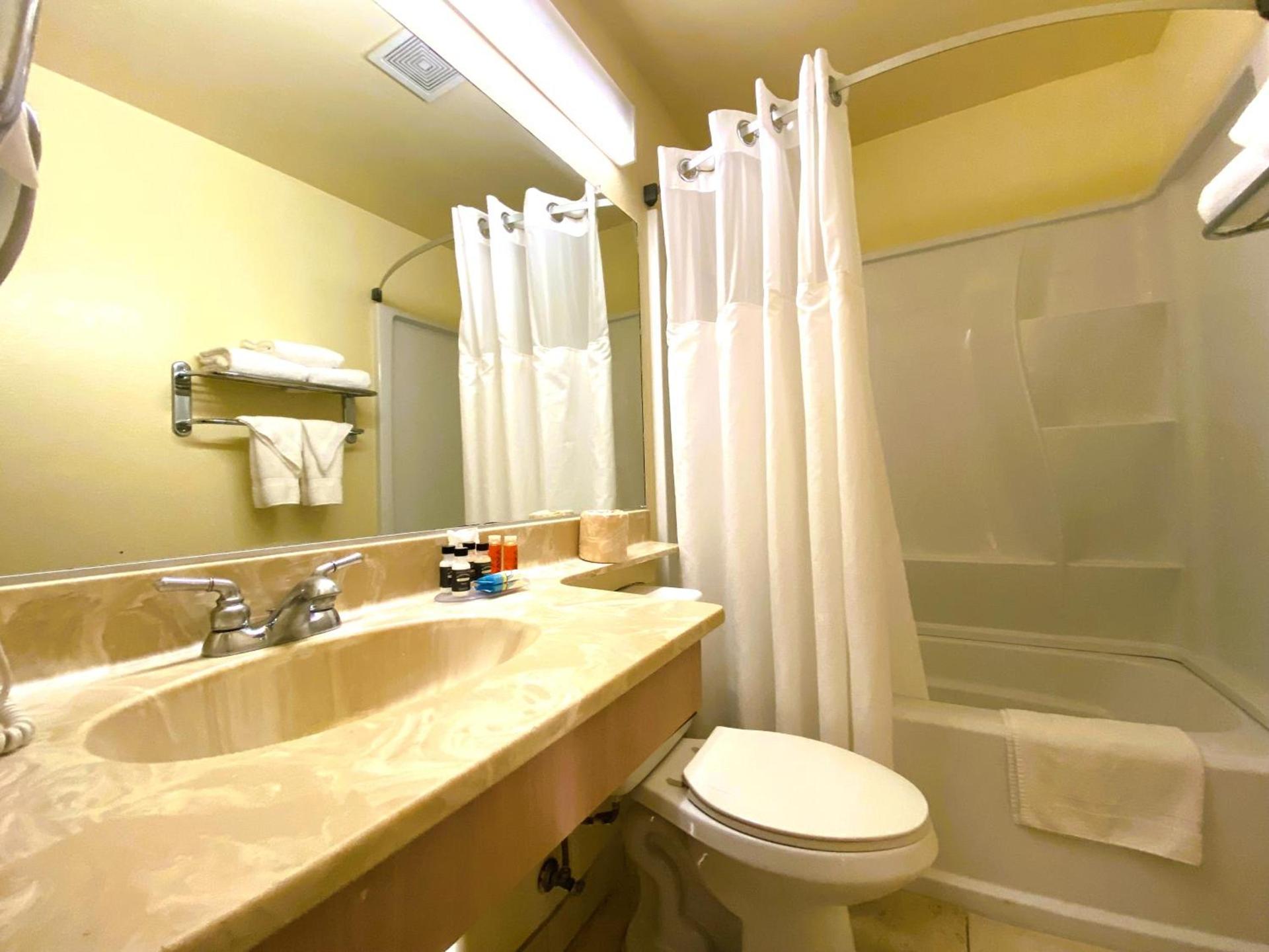 Ramada by Wyndham Los Angeles/Wilshire Center photo 12