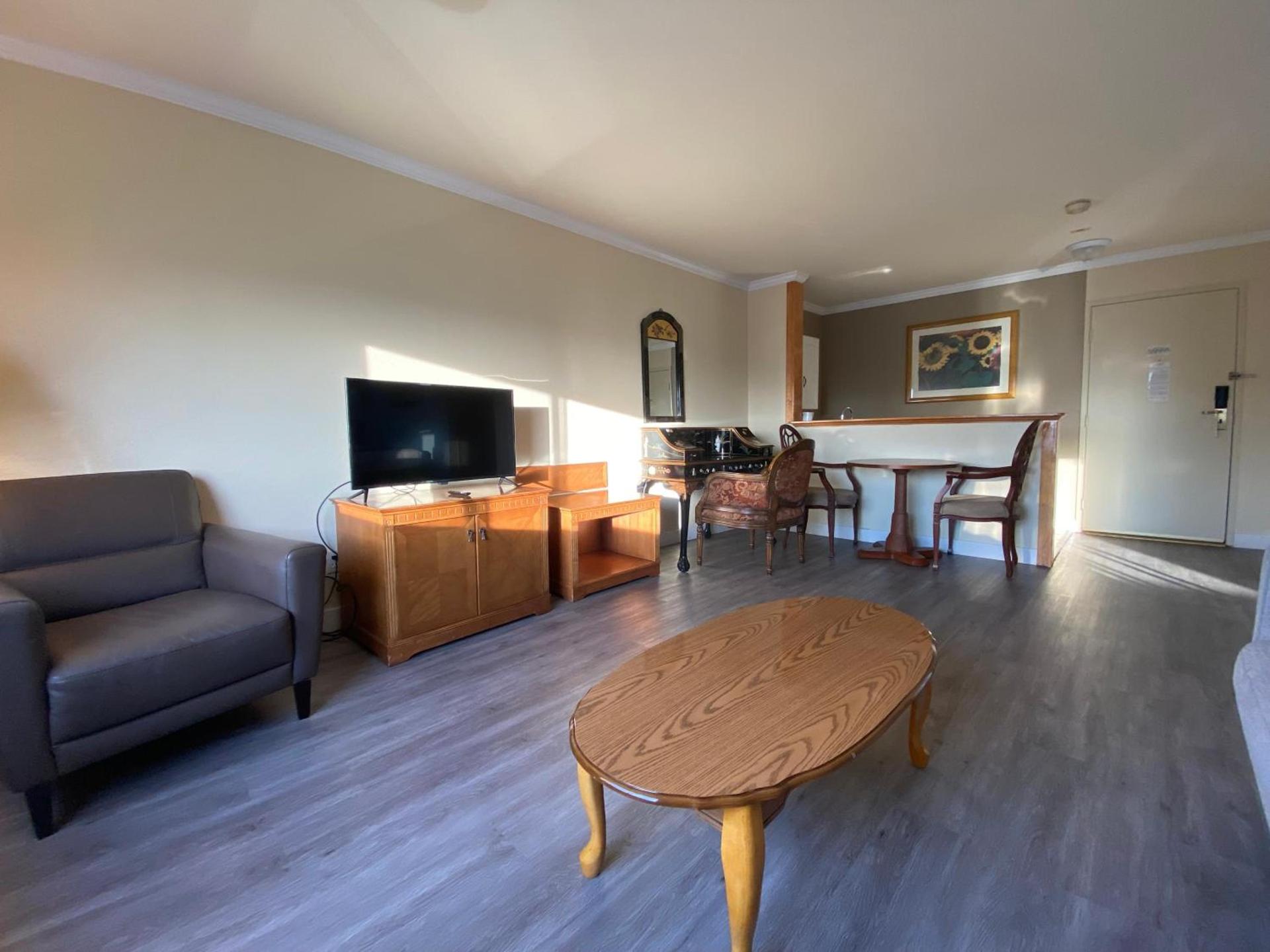 Ramada by Wyndham Los Angeles/Wilshire Center photo 14