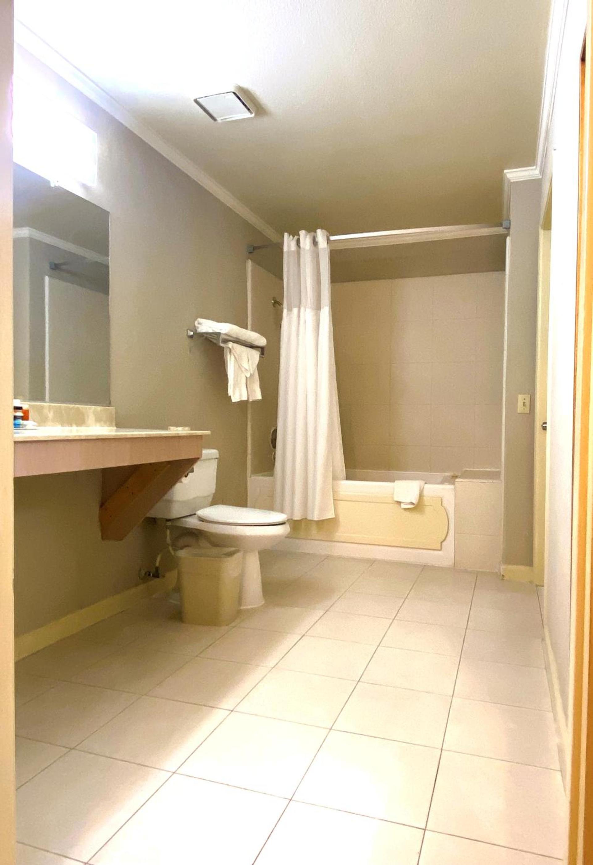 Ramada by Wyndham Los Angeles/Wilshire Center photo 16