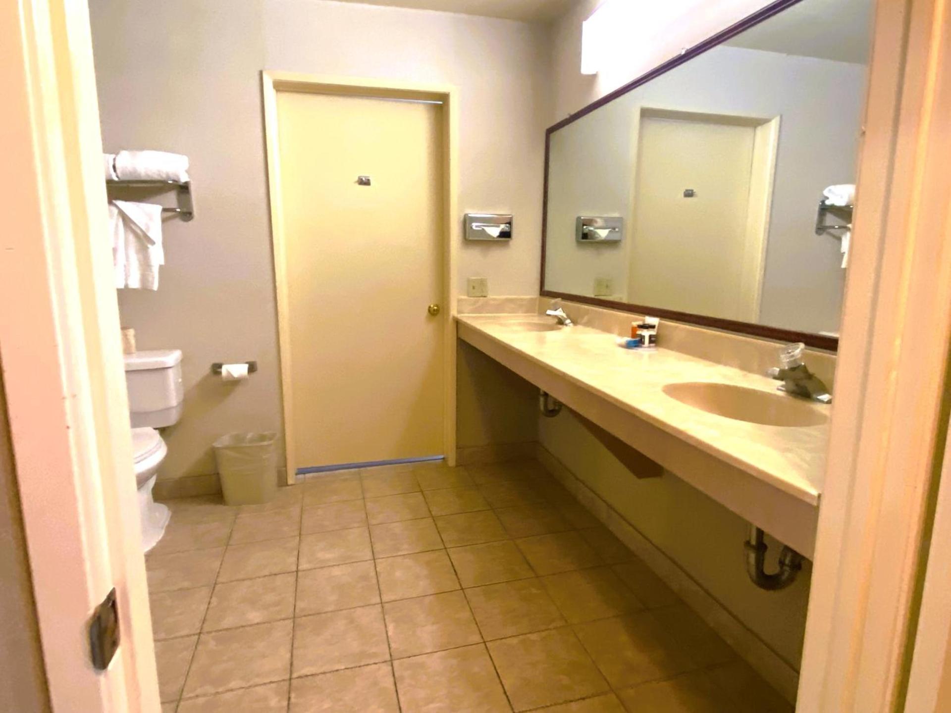 Ramada by Wyndham Los Angeles/Wilshire Center photo 19