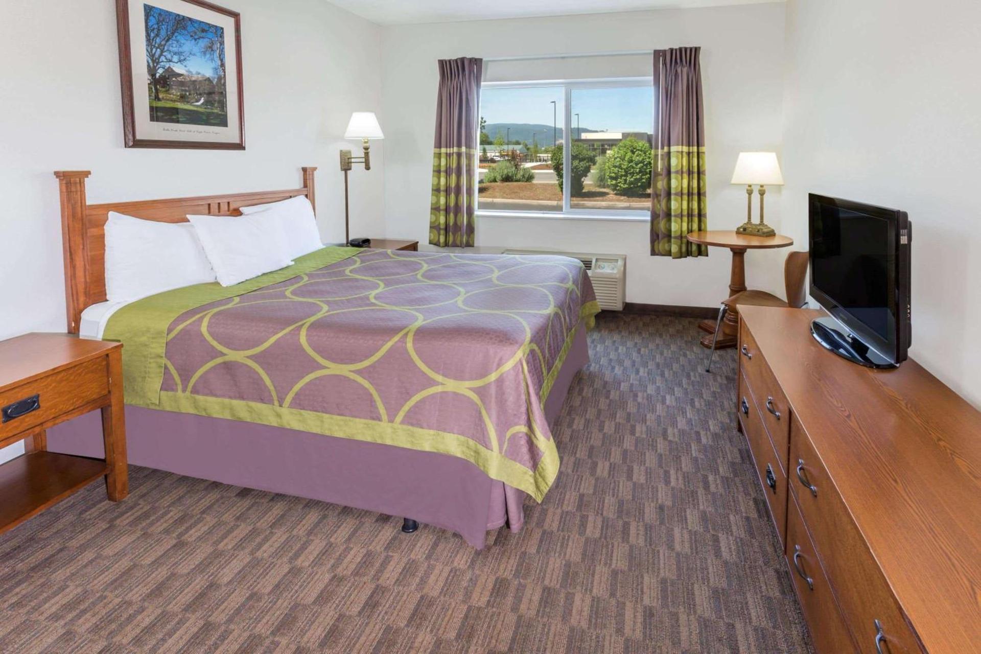 Super 8 by Wyndham Central Pt Medford photo 8