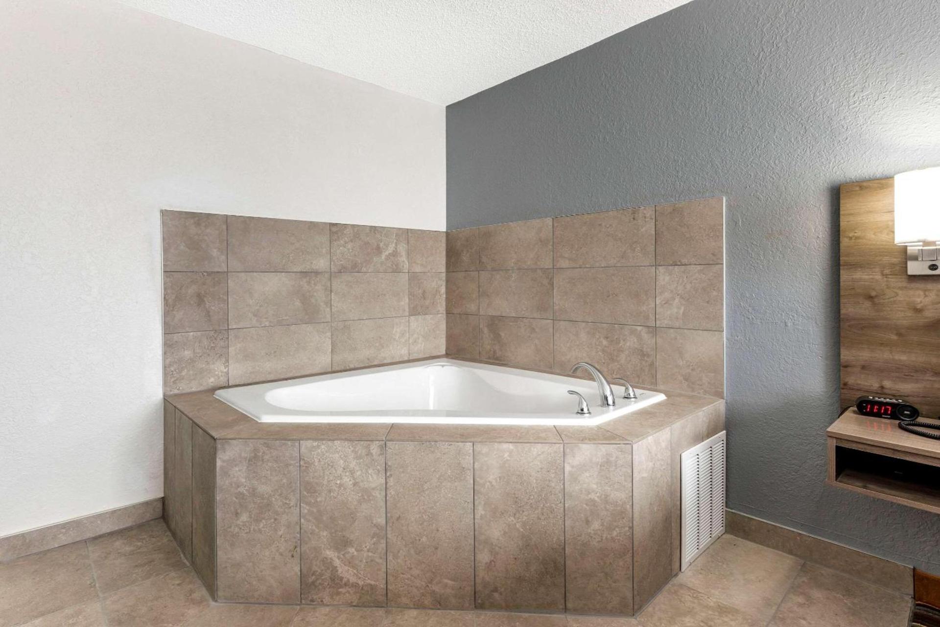 Quality Inn & Suites Sulphur Springs photo 18