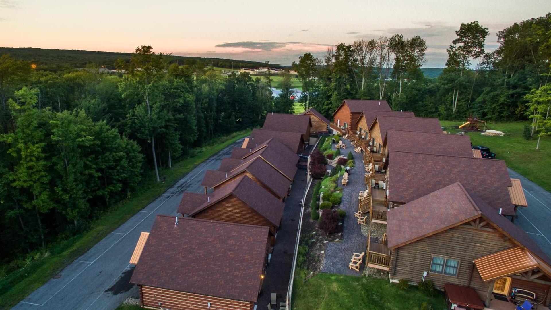 The Lodges at Sunset Village — hotel in McHenry