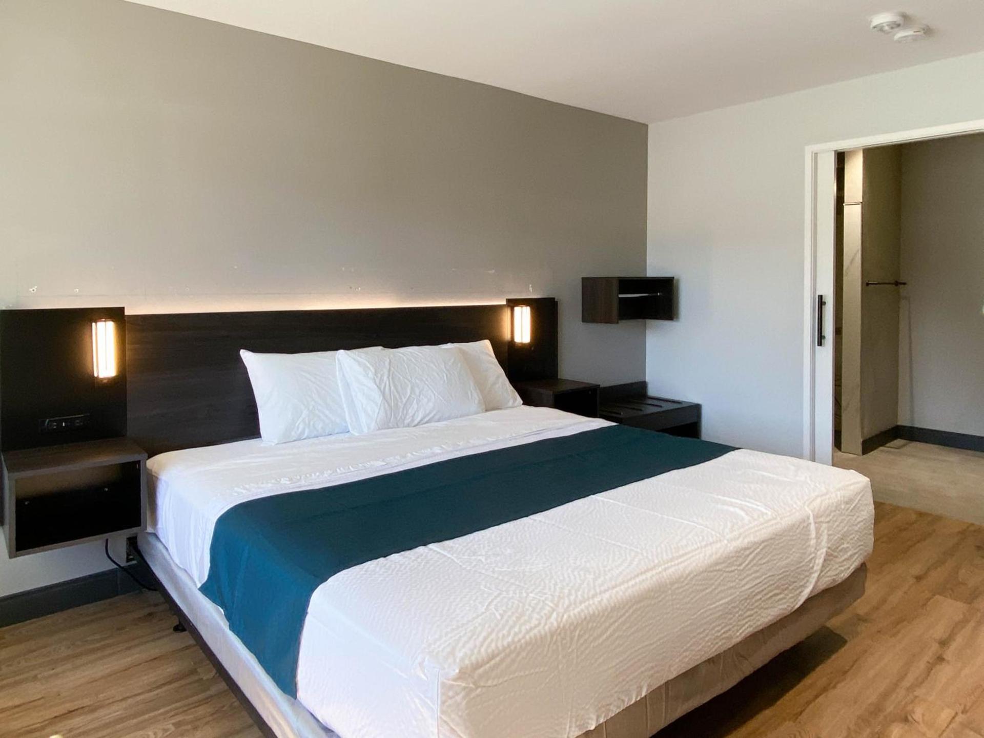 Studio 6 Suites Stockton, CA Waterfront photo 45