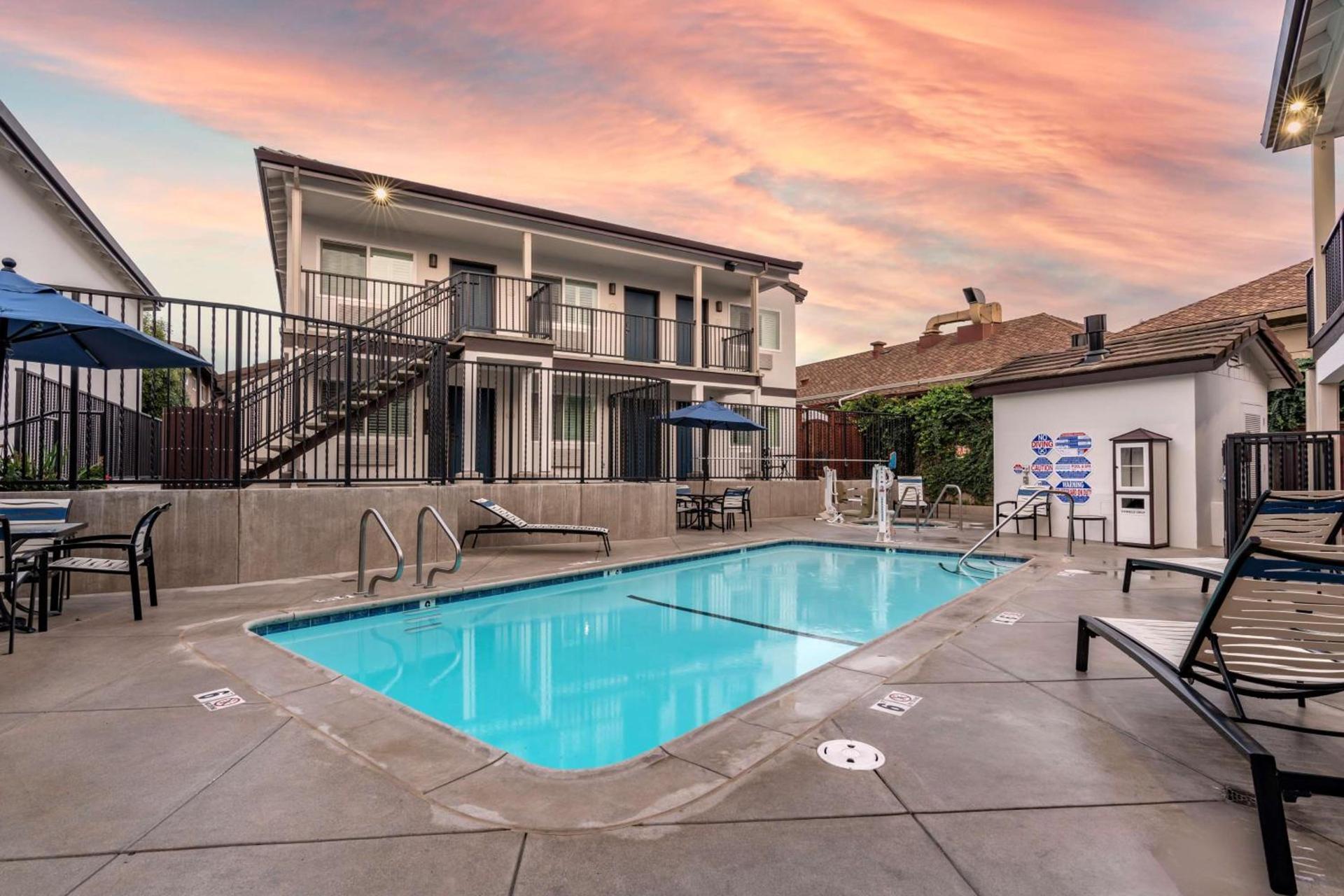 Best Western Rose Garden Inn photo 2