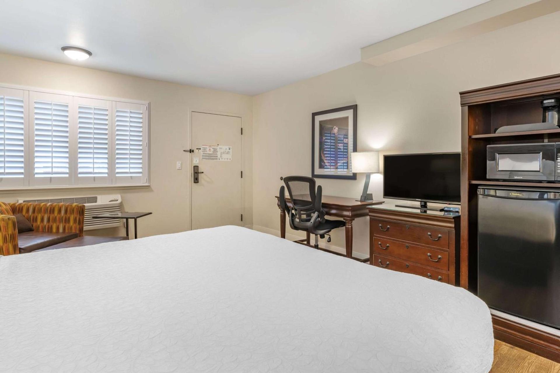 Best Western Rose Garden Inn photo 23