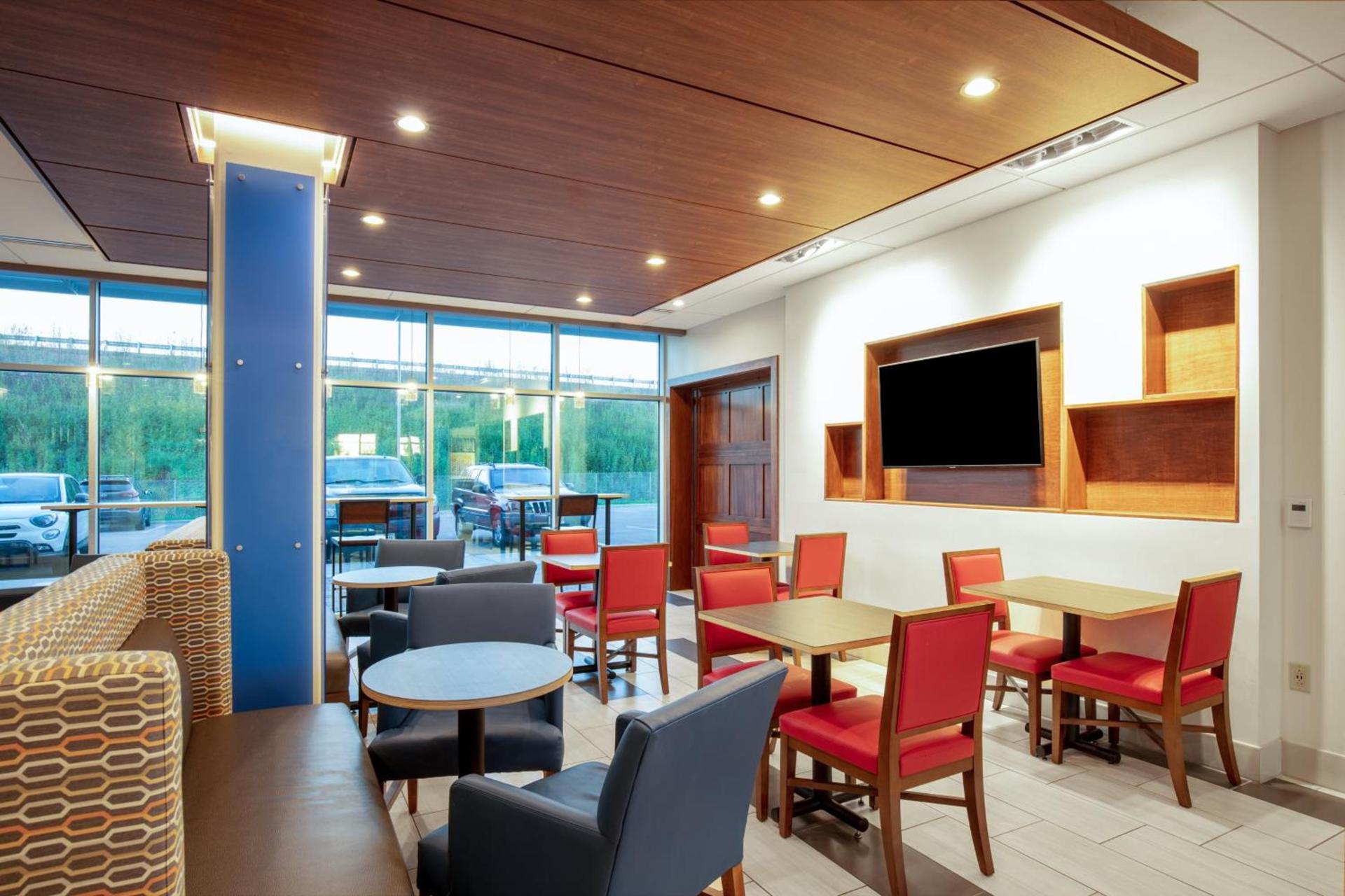 Holiday Inn Express & Suites - Beloit by IHG photo 9