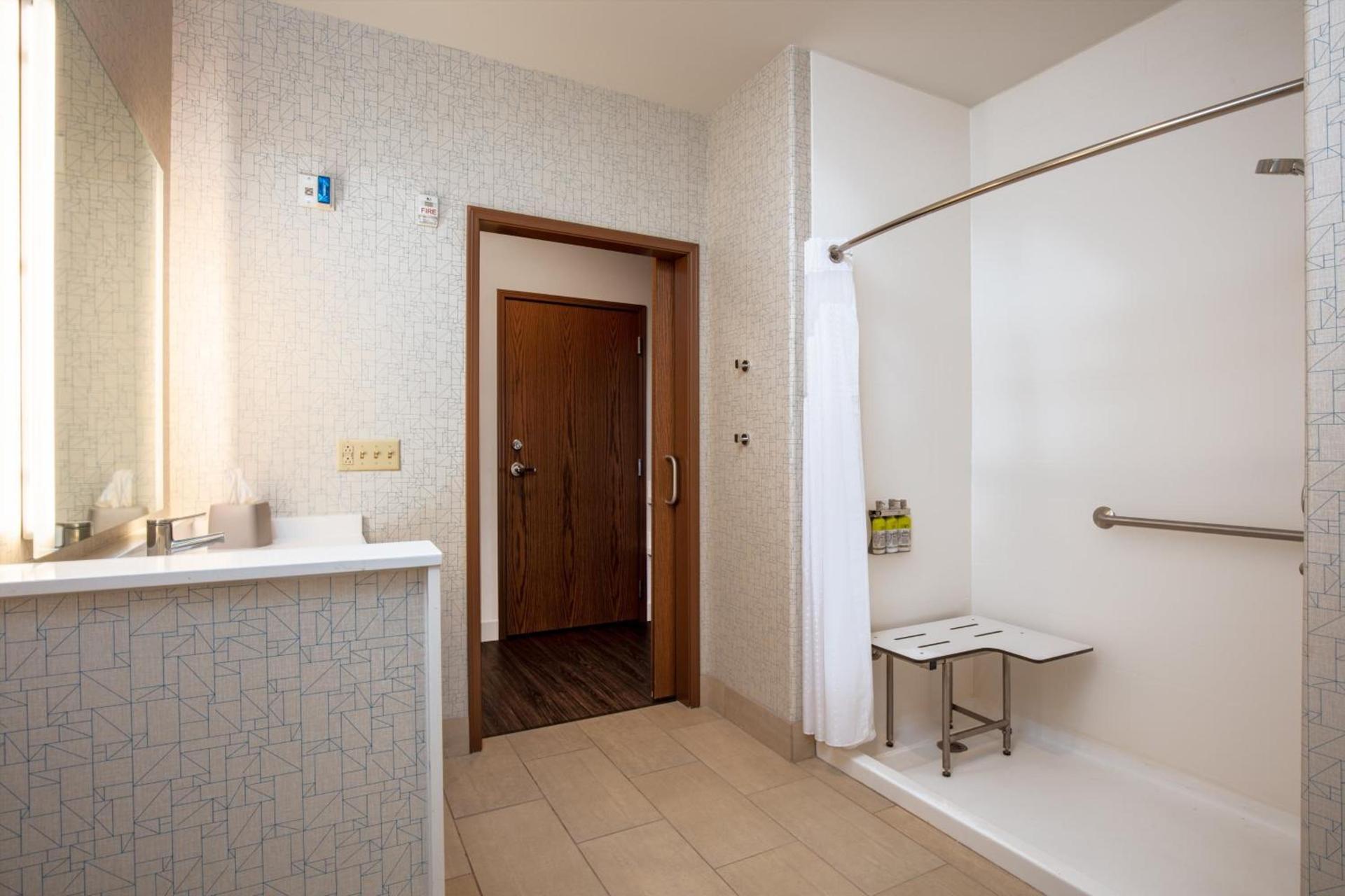 Holiday Inn Express & Suites - Beloit by IHG photo 10