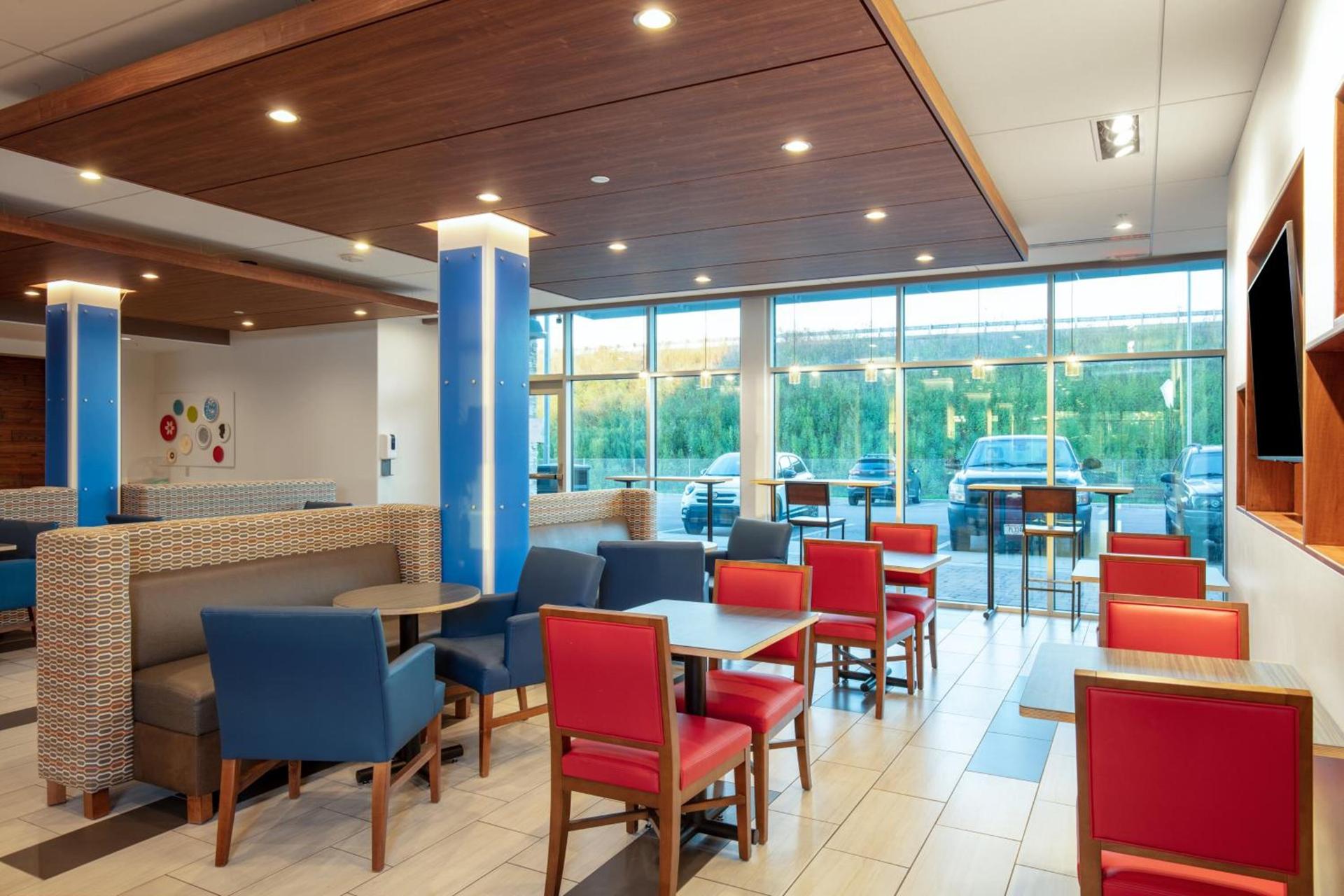 Holiday Inn Express & Suites - Beloit by IHG photo 11