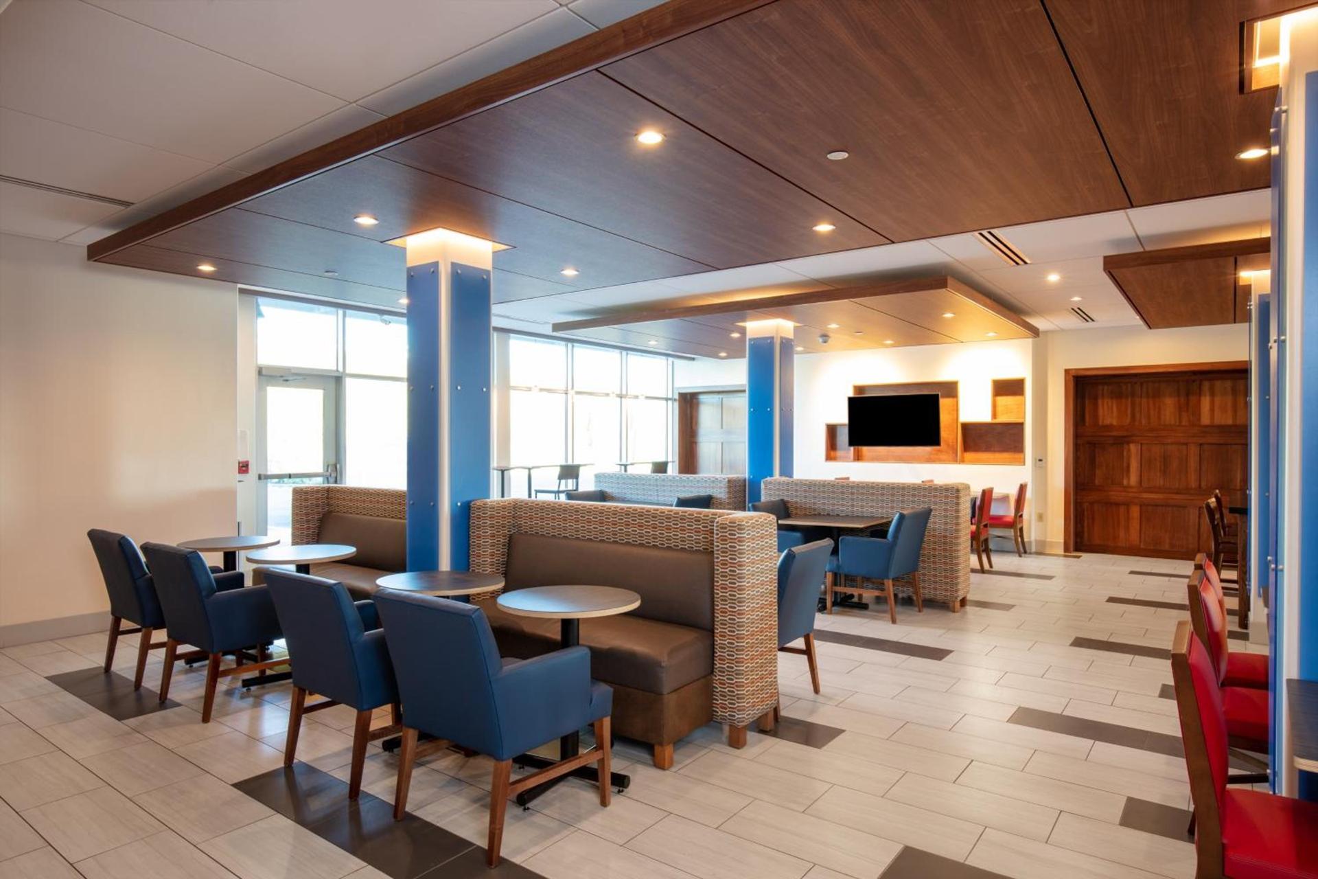 Holiday Inn Express & Suites - Beloit by IHG photo 12