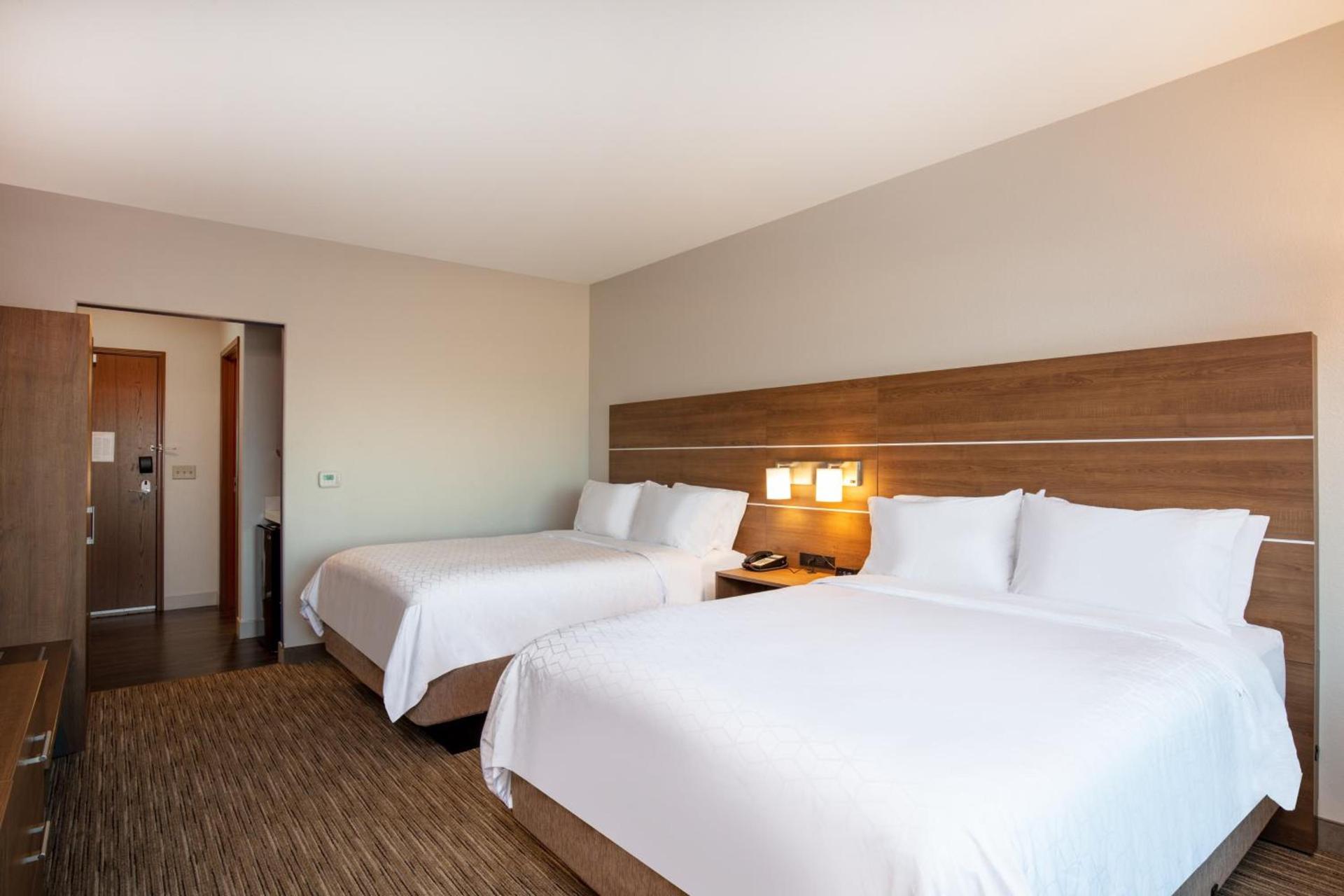 Holiday Inn Express & Suites - Beloit by IHG photo 13