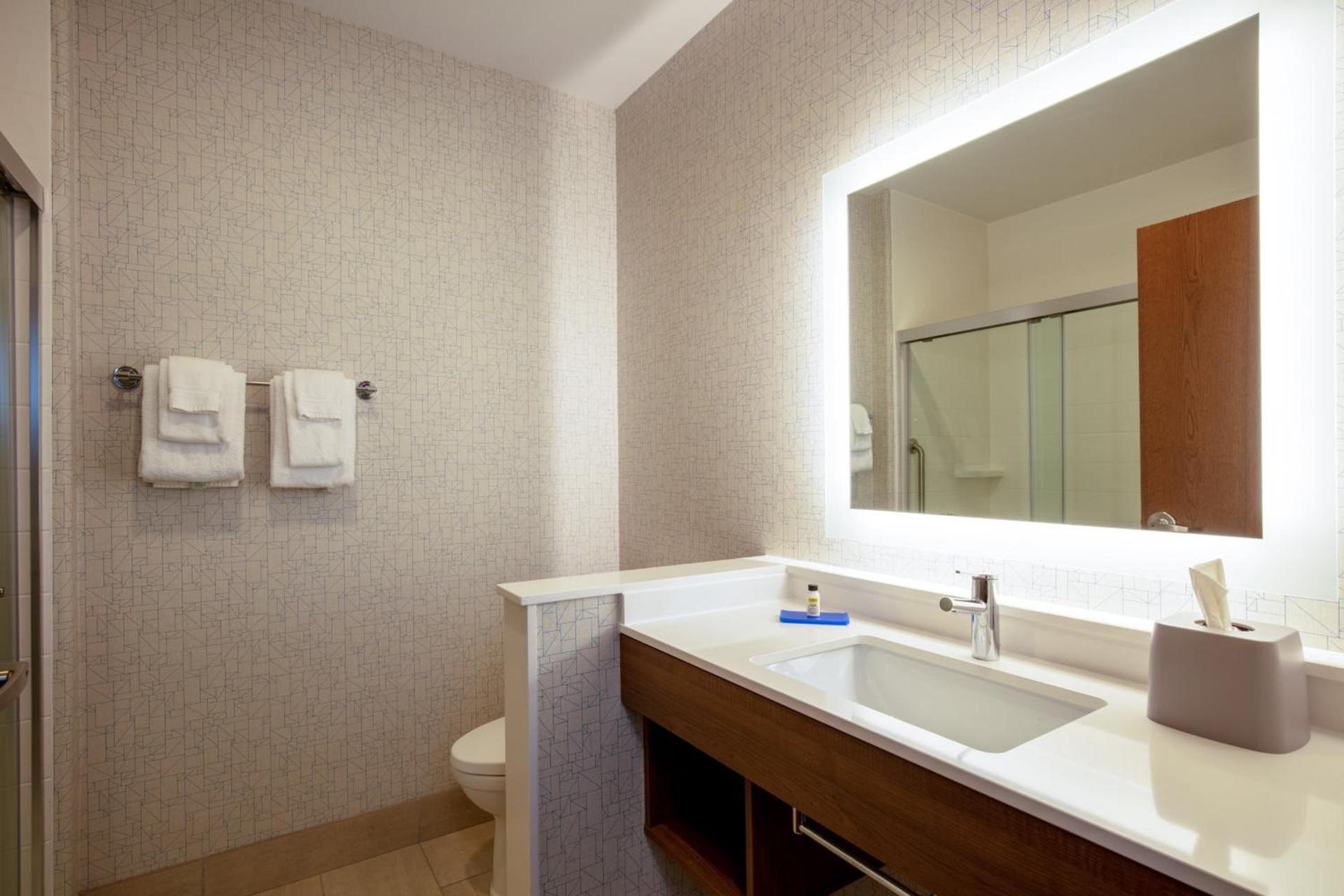 Holiday Inn Express & Suites - Beloit by IHG photo 15