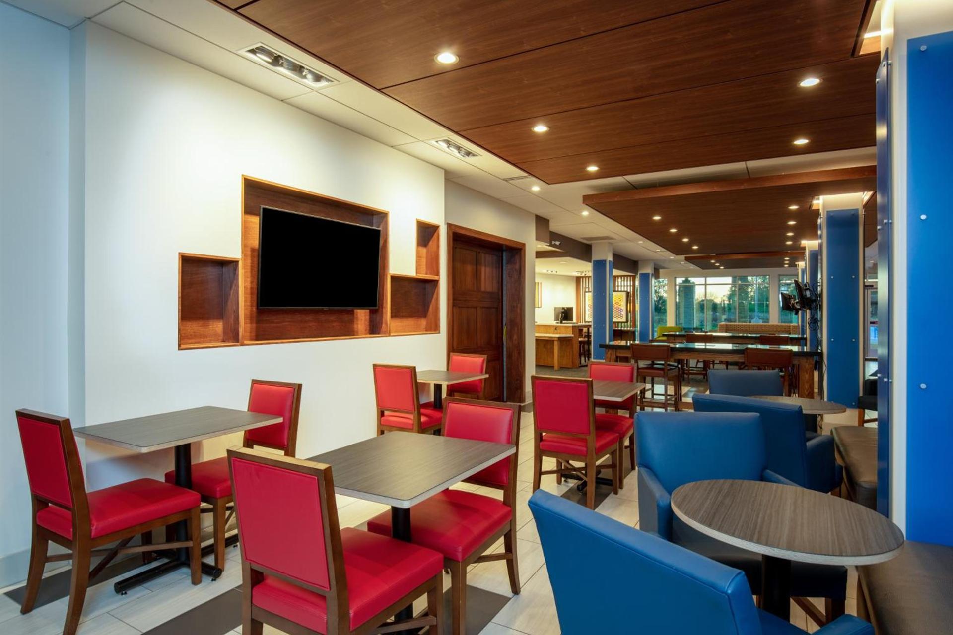Holiday Inn Express & Suites - Beloit by IHG photo 16