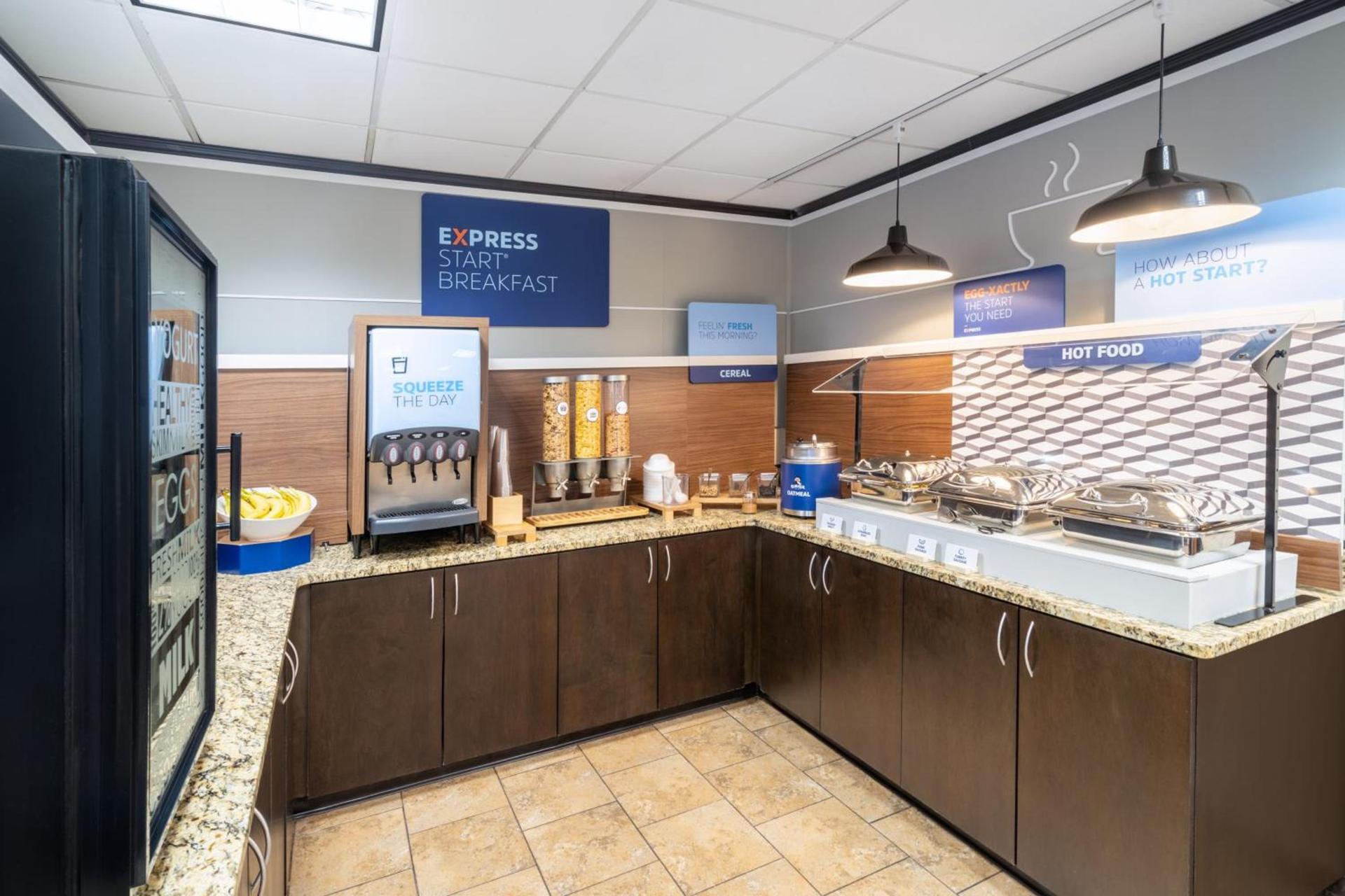 Holiday Inn Express Forsyth by IHG photo 39