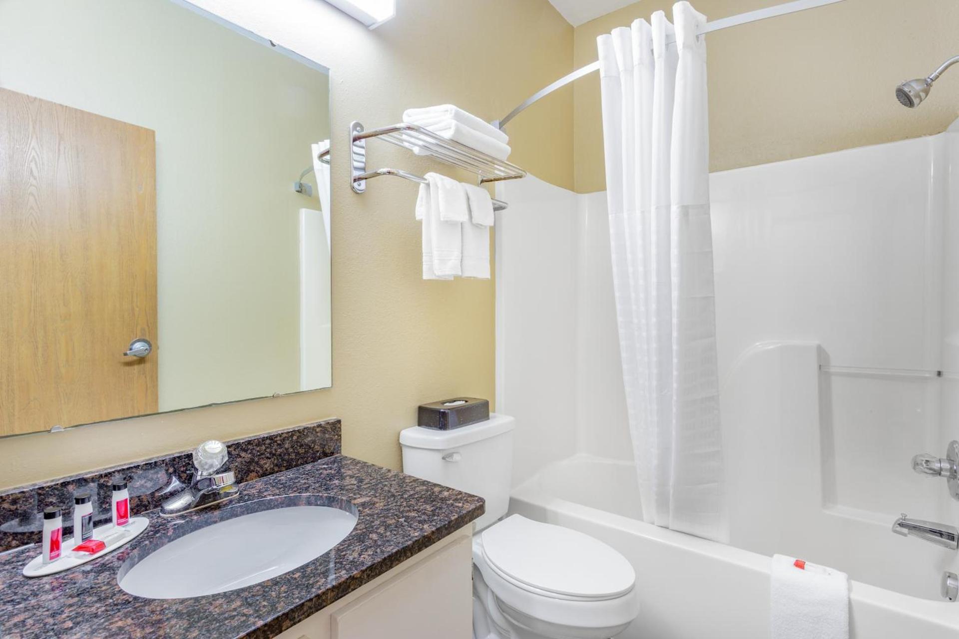 Super 8 by Wyndham Kokomo photo 35