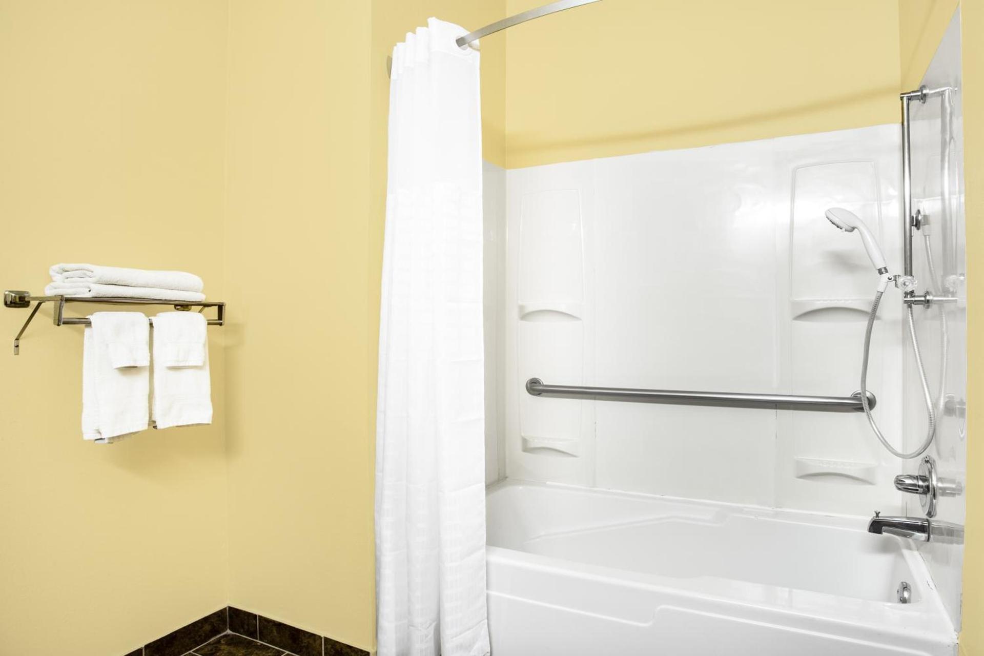 Super 8 by Wyndham Kokomo photo 44