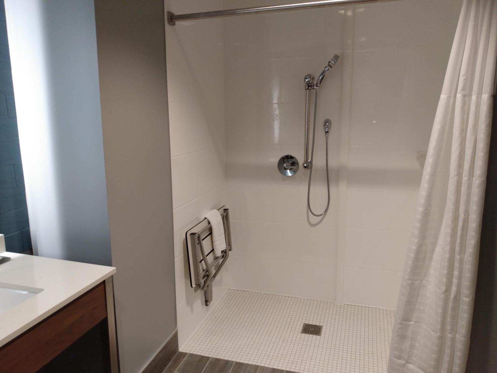 La Quinta Inn & Suites by Wyndham Bardstown photo 18