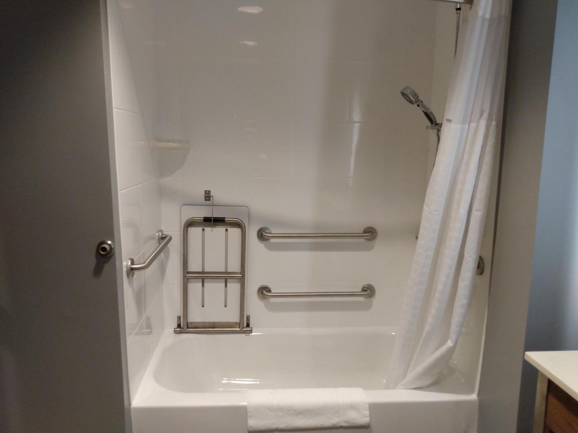 La Quinta Inn & Suites by Wyndham Bardstown photo 24