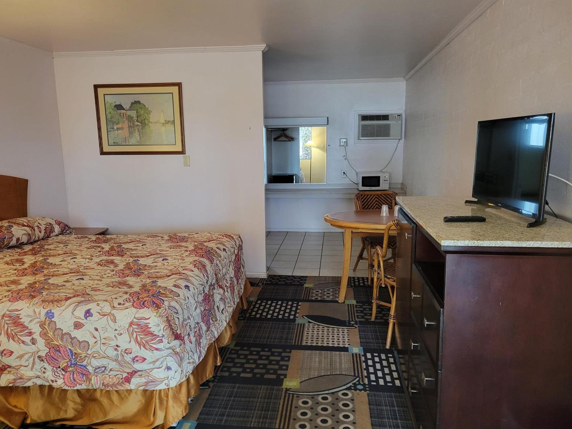 Emerald Inn & Lounge photo 18