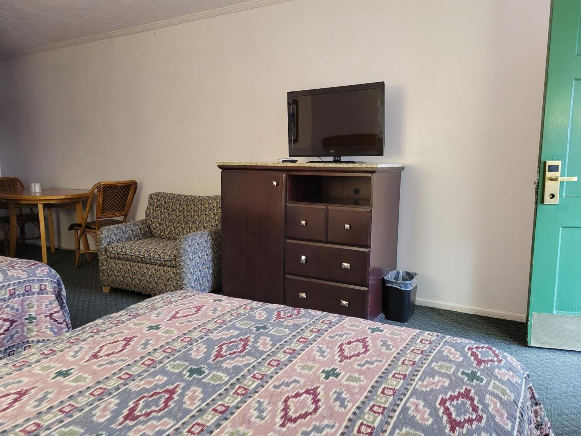Emerald Inn & Lounge photo 9