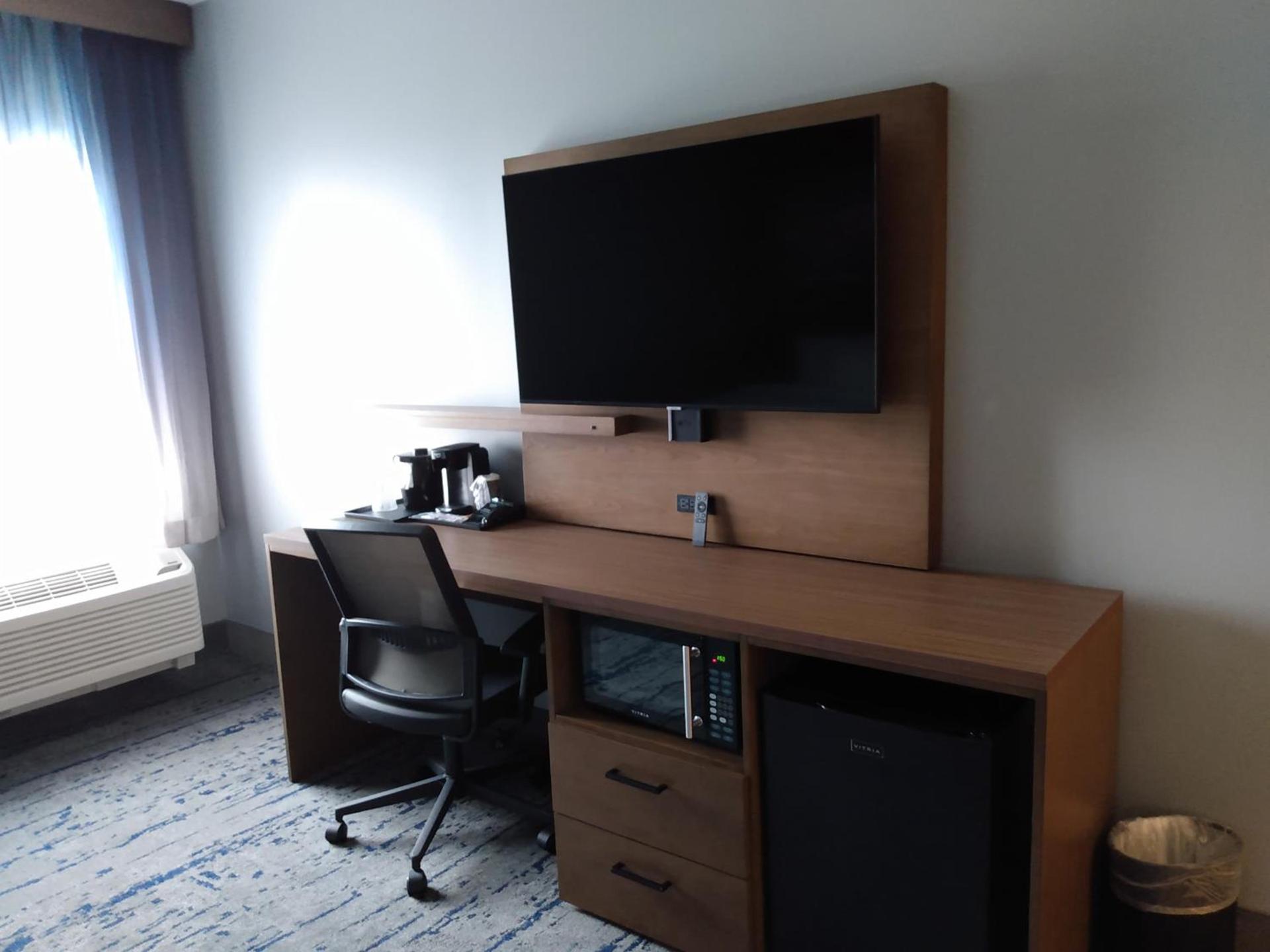 La Quinta Inn & Suites by Wyndham Bardstown photo 34