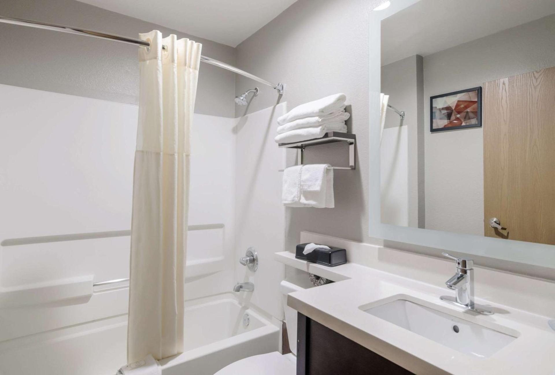 Quality Inn & Suites North Mesquite I-30 photo 10