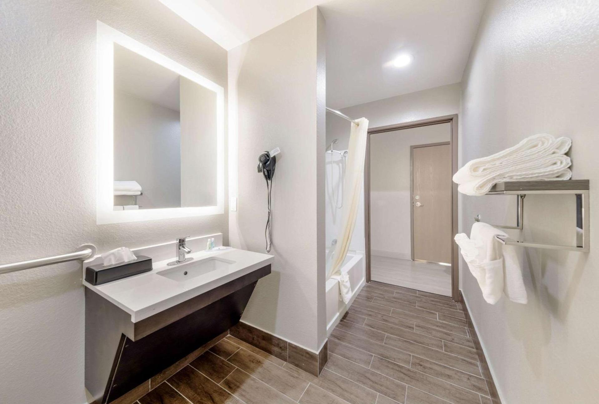 Quality Inn & Suites North Mesquite I-30 photo 11