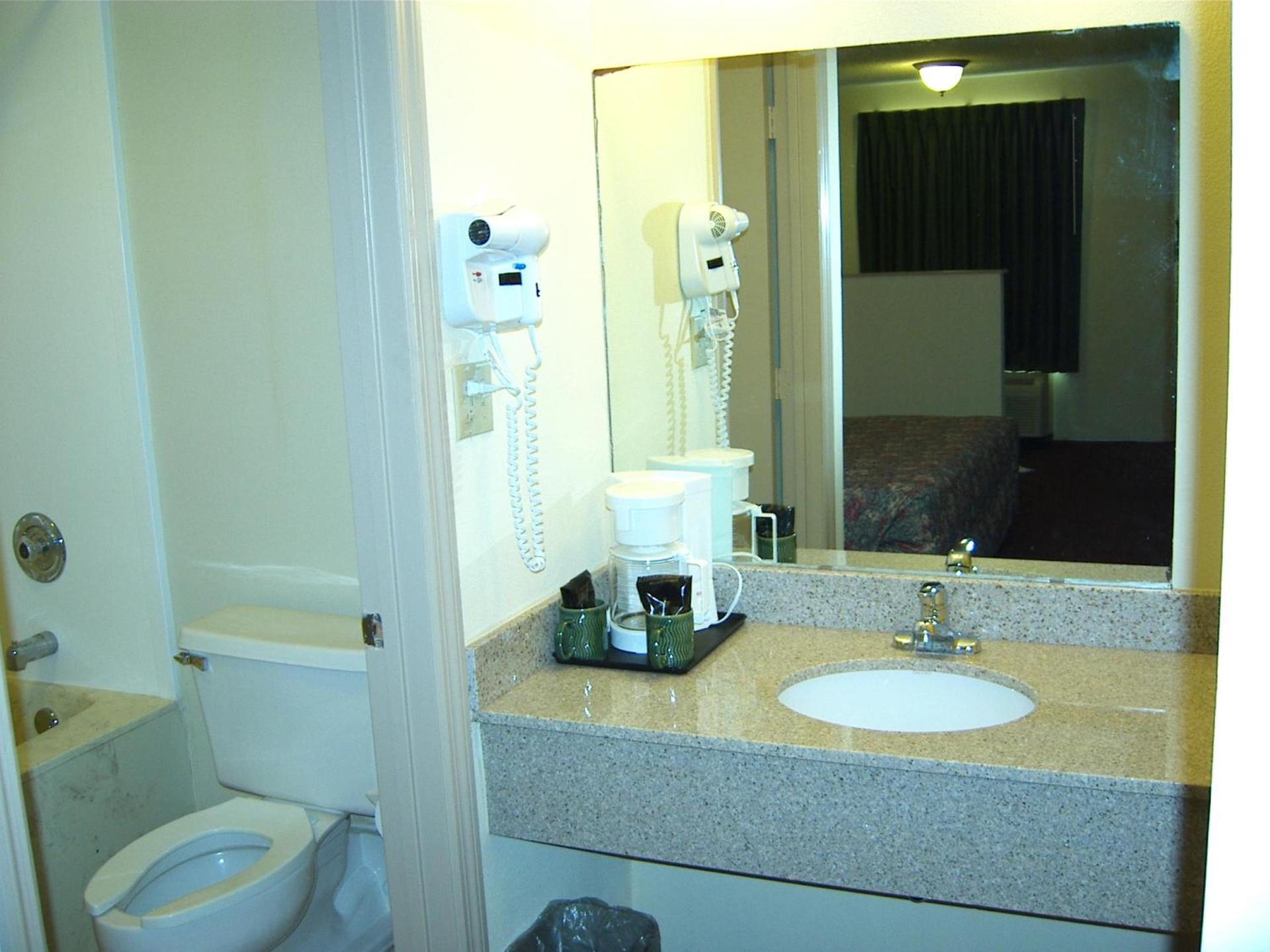 Travelers Inn & Suites photo 18