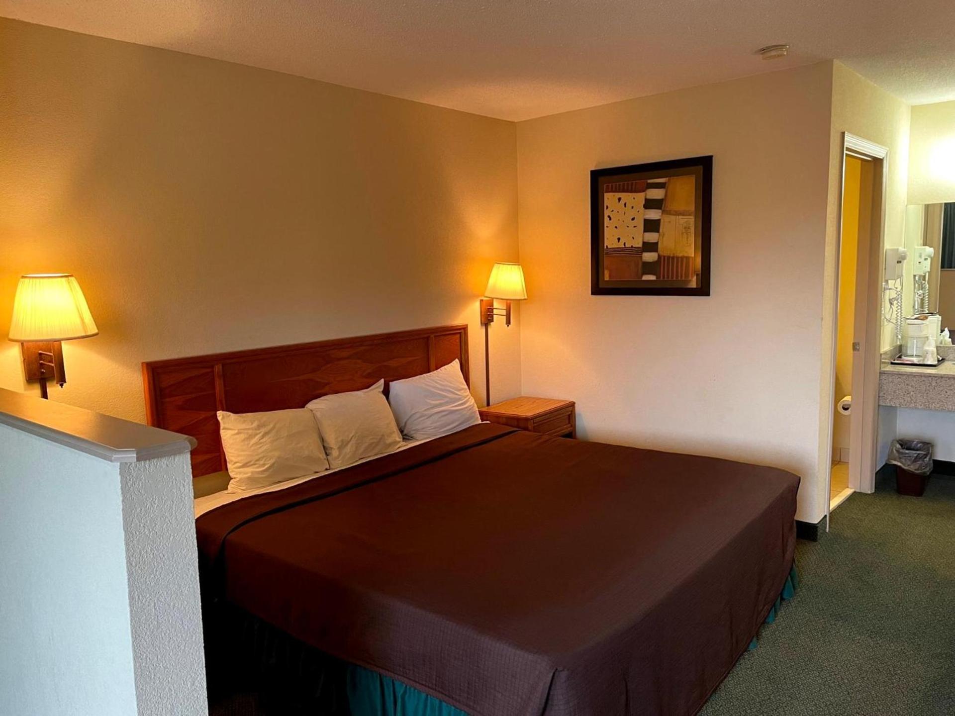 Travelers Inn & Suites photo 24