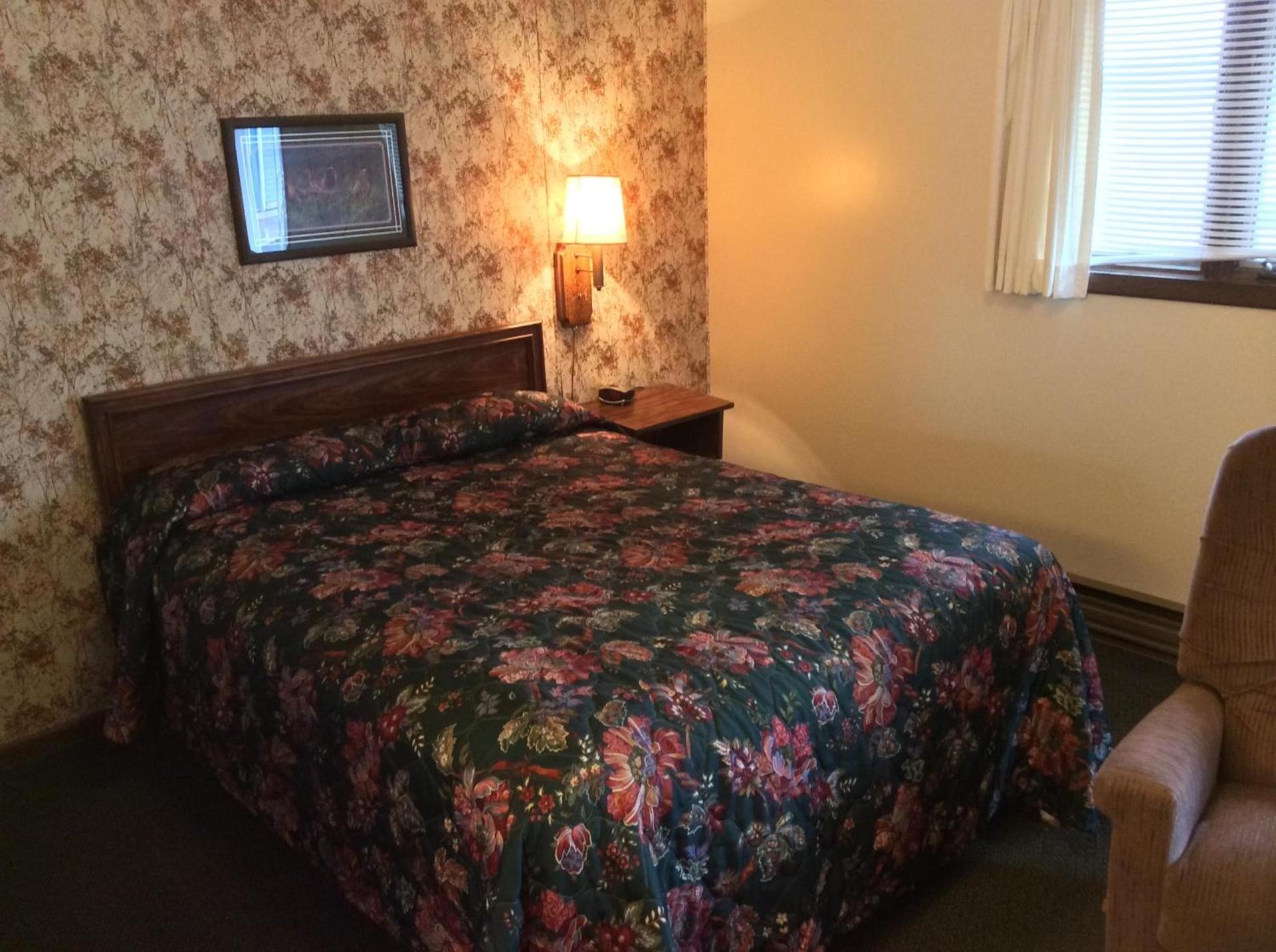 Burr Oak Motel photo 16