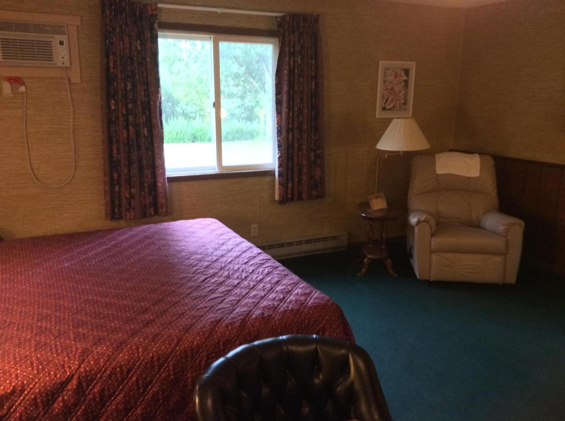 Burr Oak Motel photo 18