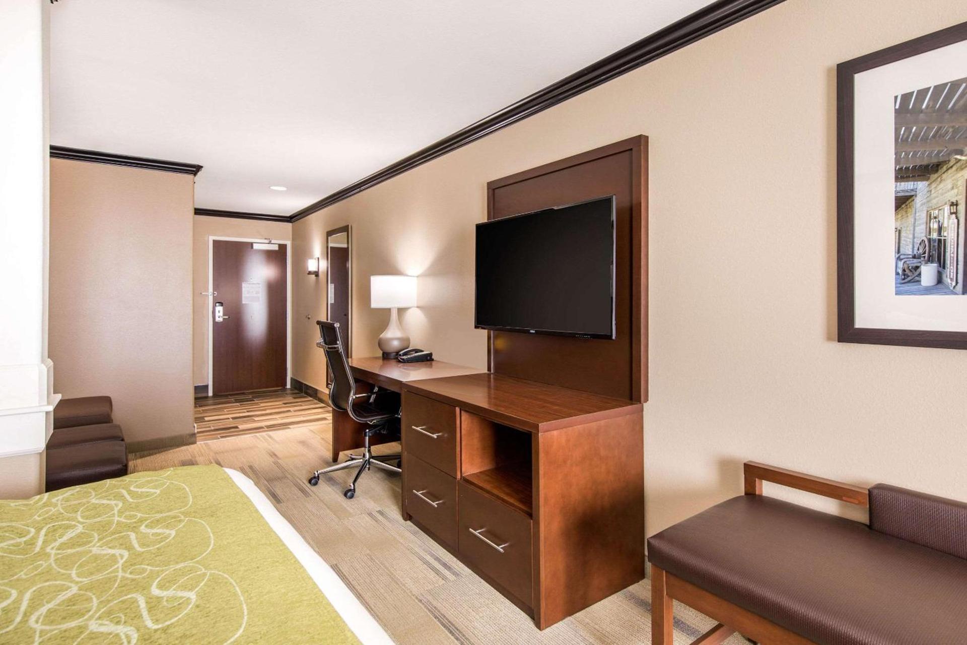 Comfort Suites Liberal North photo 8