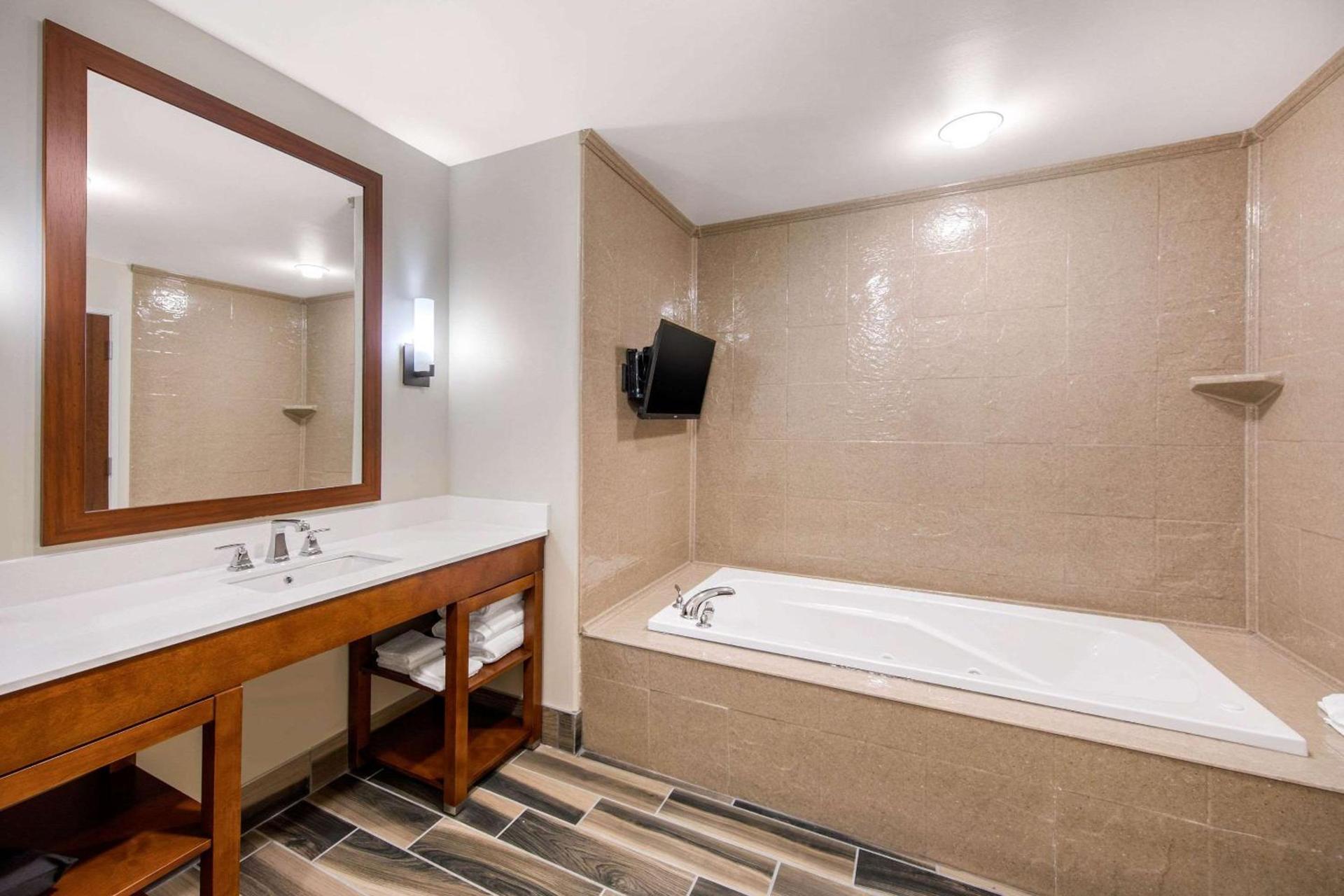 Comfort Suites Liberal North photo 11